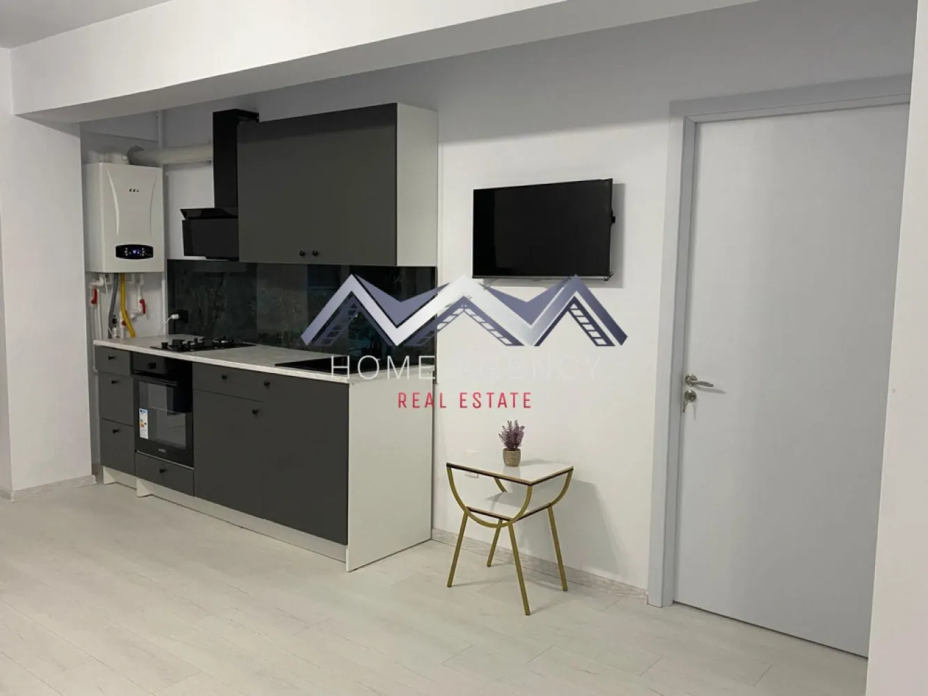 Apartament 2 camere Otopeni 60 mp | prima închiriere | bloc nou, parcare - Vă propunem, spre închiriere, un apartament cu 2 camere modern și elegant, situat într-un bloc nou, într-o zonă liniștită și bine poziționată din Otopeni. Proprietatea oferă acces facil către restaurante, magazine, mijloace de transport în comun, Aeroportul Henri Coandă, DN1, Centura Capitalei, Pipera și nu numai, asigurând confort și mobilitate rapidă. Apartamentul se află la prima închiriere și impresionează prin spațiul generos, finisajele de calitate și lumina naturală. Compartimentarea este optimizată pentru confort: living cu bucătărie open-space și acces spre terasă, un dormitor generos cu balcon propriu, o baie spațioasă cu duș walk-in și un hol cu numeroase spații de depozitare. Se închiriază complet mobilat și utilat, astfel încât noul chiriaș să se poată bucura imediat de confortul oferit. În preț este inclus un loc de parcare, cu posibilitatea de a obține un al doilea loc. Te invităm să programezi o vizionare și să descoperi personal această proprietate deosebită! }}