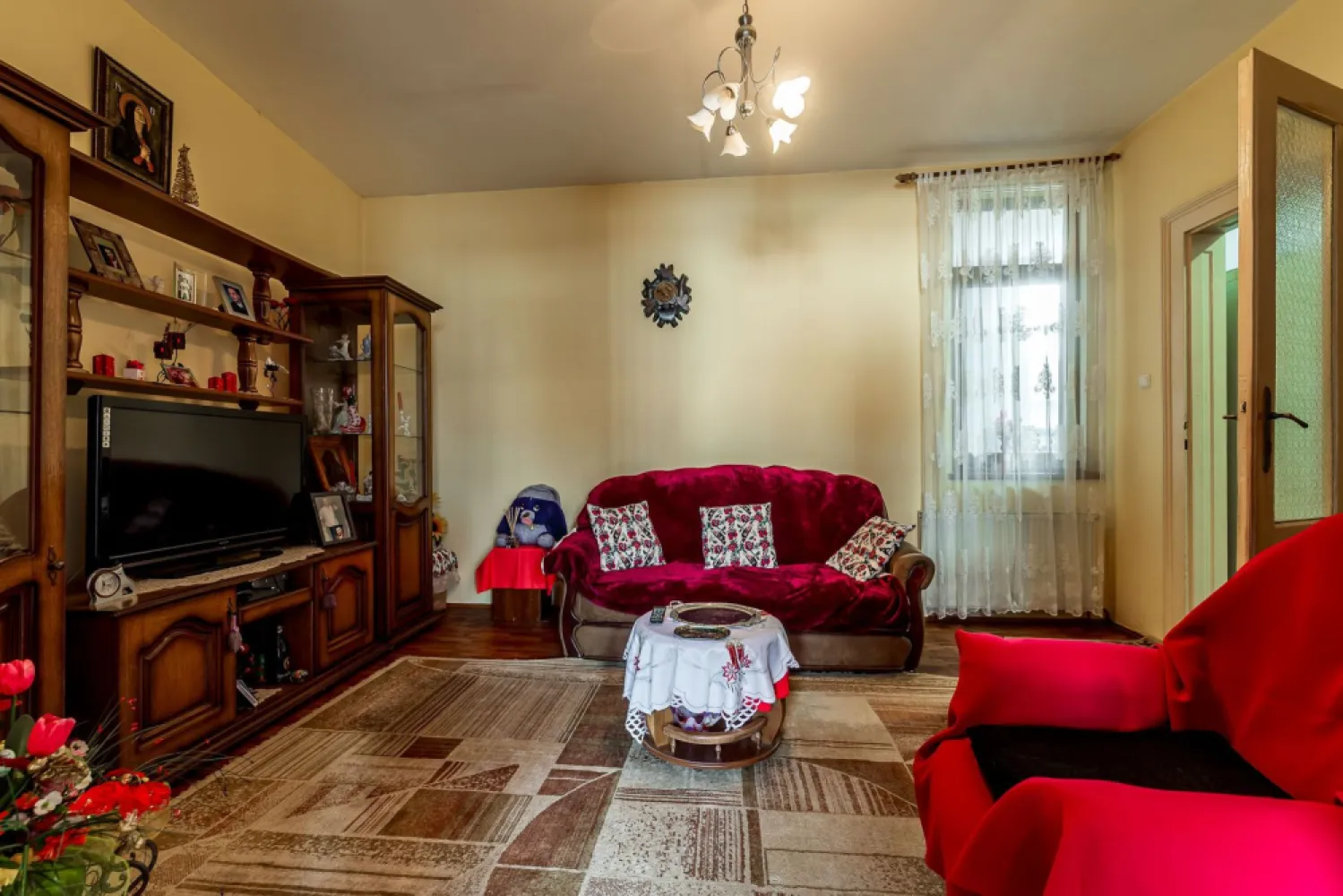 Apartament cu 3 Camere la Casă pe Strada I.L. Caragiale, Arad - 🌟 Oportunitate de Neratat! 🌟 Comision 0 la cumpărare. Îți dorești un cămin confortabil, situat într-o zonă centrală și vibrantă? Te invităm să descoperi genul de proprietate rară pe piață, acest apartament cu 3 camere, perfect pentru tine! Detalii Apartament: Locație: central, Strada I.L. Caragiale, Arad Living spațios Dormitor confortabil Bucătărie funcțională Baie Boxă în pivniță pentru depozitare A treia cameră cu intrare separată, ideală pentru birou sau studio, ce poate fi unită cu restul proprietății Curte comună: Un spațiu verde perfect pentru relaxare cu doar 4 vecini Locație excelentă: în centrul orașului, restaurante și transport public Loc de parcare gratuit: Un avantaj rar în zona centrală Preț: 94.900 euro Nu rata ocazia de a transforma acest apartament în căminul tău! Contactează-ne pentru mai multe detalii sau pentru a programa o vizionare. 📞 Contact: 0724 694 458 📧 Email: dorel.veres@acasaarad.ro Fiecare zi este o nouă oportunitate de a face un pas spre visul tău! ✨ Nu dispui de toată suma? Te ajutăm noi gratuit! Îți obținem oferte de la 16 bănci. Ai o proprietate de vânzare în Arad și vrei să știi cât valorează cu adevărat? Sună-mă pentru o evaluare gratuită, fără obligații. Birou: ACASĂ | Agenție imobiliară Arad Bulevardul Decebal 2, Arad 310133 }}