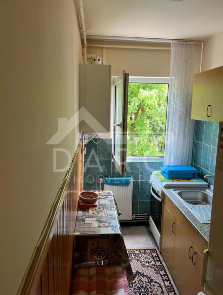 🏡 Apartament 2 camere de vânzare | 7 Noiembrie – Str. Păcii - 🏡 Apartament 2 camere de vânzare | 7 Noiembrie – Str. Păcii Se oferă spre vânzare apartament situat într-o zonă foarte bună, aproape de principalele puncte de interes din oraș. 📍 Locație excelentă: În apropiere de Spitalul Județean La câteva minute de Facultatea de Medicină (UMF) Piață și diverse magazine în zonă Acces rapid către Complexul Weekend Stații de transport în apropiere Detalii apartament: Etaj 4 Confort II Compartimentare: ✔ 2 camere ✔ Bucătărie ✔ Baie ✔ Hol ✔ Balcon închis 💎 Ideal pentru locuit sau pentru investiție (închiriere pentru studenți sau personal medical). 🤝 Proprietate promovată prin DARO Imobiliare 💳 Vrei să cumperi această proprietate și ai nevoie de finanțare? Prin Kiwi Finance beneficiezi de: ✔ analiză GRATUITĂ a eligibilității ✔ oferte de la peste 12 bănci ✔ negocierea dobânzii în favoarea ta ✔ suport complet până la semnarea contractului 📞 Detalii și vizionări: Coman Maria – DARO Imobiliare & Kiwi Finance 📱 0749 535 729 🔑 DARO Imobiliare – găsim proprietatea potrivită 💳 Kiwi Finance – obținem creditul pentru a o cumpăra. }}