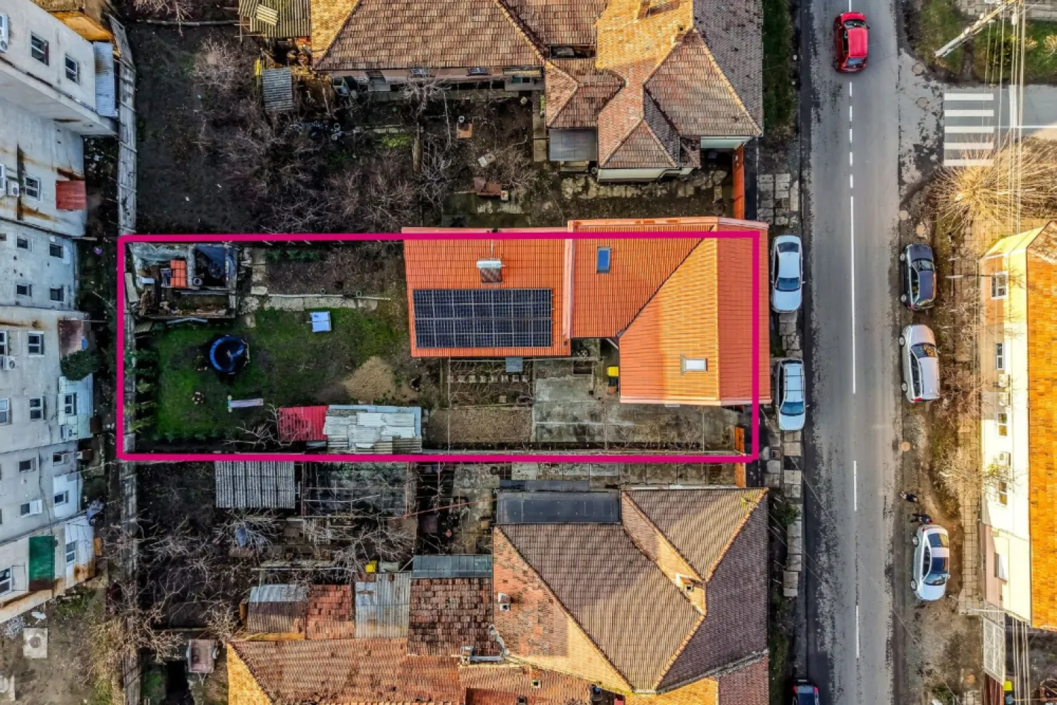 Casa la cheie in Gradiste, zona excelenta, teren 471 mp Comision 0 - Comision 0% Va propunem spre vanzare o casa solida, din caramida, situata in cel mai bine cotat cartier – Gradiste, in imediata apropiere a arterei principale Petru Rares, dar in acelasi timp ferita de trafic si zgomot. Proprietatea este amplasata pe un teren de 471 mp, avand o suprafata construita de 162 mp, si beneficiaza de toate utilitatile: gaz, curent, apa, canalizare. Casa este eficienta energetic si bine echipata si izolata, dispunand de: panouri fotovoltaice de 6 kW centrala proprie pe gaz centrala pe lemne, oferind posibilitatea de a alege sursa de incalzire in functie de preferinte Compartimentare: 2 dormitoare, sufragerie, hol, baie Separat: bucatarie, baie, camara, camera tehnica, pivnita Zona este ideala pentru locuit, oferind liniste, acces rapid catre punctele de interes si un cadru rezidential de calitate. 📞 Pentru detalii și programarea unei vizionări: Blaga Flavius – 0754467525 Consultant imobiliar acreditat APAIR (Asociația Profesională a Agenților Imobiliari din România) Nu dispui de toată suma? Te ajutăm noi gratuit! Îți obținem oferte de la 16 bănci. Ai o proprietate de vânzare în Arad și vrei să știi cât valorează cu adevărat? Birou: ACASĂ | Agenție imobiliară Arad Adresă: Bulevardul Decebal 2, Arad 310133 }}