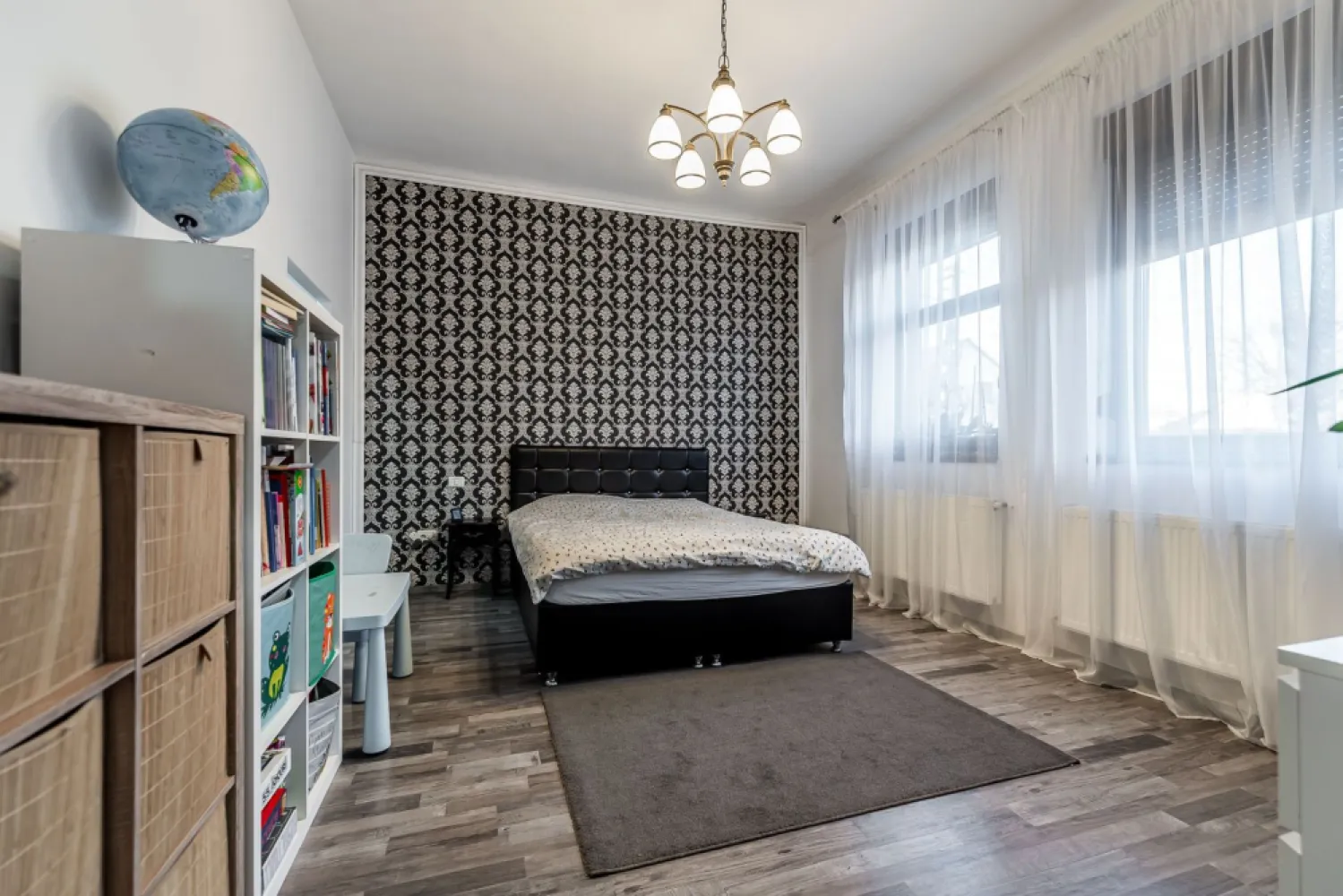 Casa la cheie in Gradiste, zona excelenta, teren 471 mp Comision 0 - Comision 0% Va propunem spre vanzare o casa solida, din caramida, situata in cel mai bine cotat cartier – Gradiste, in imediata apropiere a arterei principale Petru Rares, dar in acelasi timp ferita de trafic si zgomot. Proprietatea este amplasata pe un teren de 471 mp, avand o suprafata construita de 162 mp, si beneficiaza de toate utilitatile: gaz, curent, apa, canalizare. Casa este eficienta energetic si bine echipata si izolata, dispunand de: panouri fotovoltaice de 6 kW centrala proprie pe gaz centrala pe lemne, oferind posibilitatea de a alege sursa de incalzire in functie de preferinte Compartimentare: 2 dormitoare, sufragerie, hol, baie Separat: bucatarie, baie, camara, camera tehnica, pivnita Zona este ideala pentru locuit, oferind liniste, acces rapid catre punctele de interes si un cadru rezidential de calitate. 📞 Pentru detalii și programarea unei vizionări: Blaga Flavius – 0754467525 Consultant imobiliar acreditat APAIR (Asociația Profesională a Agenților Imobiliari din România) Nu dispui de toată suma? Te ajutăm noi gratuit! Îți obținem oferte de la 16 bănci. Ai o proprietate de vânzare în Arad și vrei să știi cât valorează cu adevărat? Birou: ACASĂ | Agenție imobiliară Arad Adresă: Bulevardul Decebal 2, Arad 310133 }}