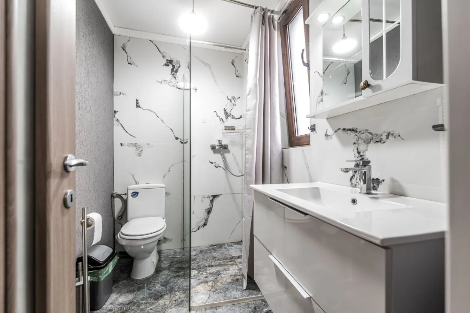 Casa la cheie in Gradiste, zona excelenta, teren 471 mp Comision 0 - Comision 0% Va propunem spre vanzare o casa solida, din caramida, situata in cel mai bine cotat cartier – Gradiste, in imediata apropiere a arterei principale Petru Rares, dar in acelasi timp ferita de trafic si zgomot. Proprietatea este amplasata pe un teren de 471 mp, avand o suprafata construita de 162 mp, si beneficiaza de toate utilitatile: gaz, curent, apa, canalizare. Casa este eficienta energetic si bine echipata si izolata, dispunand de: panouri fotovoltaice de 6 kW centrala proprie pe gaz centrala pe lemne, oferind posibilitatea de a alege sursa de incalzire in functie de preferinte Compartimentare: 2 dormitoare, sufragerie, hol, baie Separat: bucatarie, baie, camara, camera tehnica, pivnita Zona este ideala pentru locuit, oferind liniste, acces rapid catre punctele de interes si un cadru rezidential de calitate. 📞 Pentru detalii și programarea unei vizionări: Blaga Flavius – 0754467525 Consultant imobiliar acreditat APAIR (Asociația Profesională a Agenților Imobiliari din România) Nu dispui de toată suma? Te ajutăm noi gratuit! Îți obținem oferte de la 16 bănci. Ai o proprietate de vânzare în Arad și vrei să știi cât valorează cu adevărat? Birou: ACASĂ | Agenție imobiliară Arad Adresă: Bulevardul Decebal 2, Arad 310133 }}