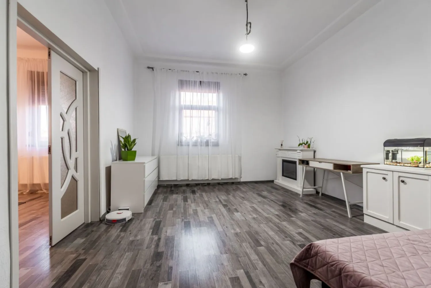 Casa la cheie in Gradiste, zona excelenta, teren 471 mp Comision 0 - Comision 0% Va propunem spre vanzare o casa solida, din caramida, situata in cel mai bine cotat cartier – Gradiste, in imediata apropiere a arterei principale Petru Rares, dar in acelasi timp ferita de trafic si zgomot. Proprietatea este amplasata pe un teren de 471 mp, avand o suprafata construita de 162 mp, si beneficiaza de toate utilitatile: gaz, curent, apa, canalizare. Casa este eficienta energetic si bine echipata si izolata, dispunand de: panouri fotovoltaice de 6 kW centrala proprie pe gaz centrala pe lemne, oferind posibilitatea de a alege sursa de incalzire in functie de preferinte Compartimentare: 2 dormitoare, sufragerie, hol, baie Separat: bucatarie, baie, camara, camera tehnica, pivnita Zona este ideala pentru locuit, oferind liniste, acces rapid catre punctele de interes si un cadru rezidential de calitate. 📞 Pentru detalii și programarea unei vizionări: Blaga Flavius – 0754467525 Consultant imobiliar acreditat APAIR (Asociația Profesională a Agenților Imobiliari din România) Nu dispui de toată suma? Te ajutăm noi gratuit! Îți obținem oferte de la 16 bănci. Ai o proprietate de vânzare în Arad și vrei să știi cât valorează cu adevărat? Birou: ACASĂ | Agenție imobiliară Arad Adresă: Bulevardul Decebal 2, Arad 310133 }}