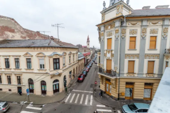 Apartament ultracentral cu 2 camere neamenajat Comision 0