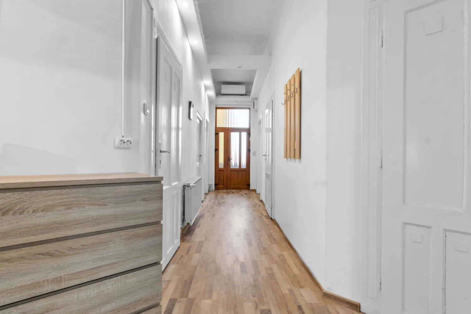 Apartament ultracentral cu 2 camere neamenajat Comision 0 - Comision 0% Va propun in exclusivitate un apartament cu 2 camere , situat pe strada Stefan Ciocio Pop intr-o cladire cu o frumusete aparte, recent restaurata , la etajul 2 din 3. IMPORTANT: Apartamentul este neamenajat si are coridorul comun cu un alt apartament recent amenajat, care este de asemenea de vanzare ( Vezi schita in poze) Imobilul dispune de o suprafata utila de aprox 73 mp. Compartimentarea este dupa cum urmeaza : coridor comun de acces, 1 bucatarie, 1 baie, 1 dormitor si un living cu potential enorm. Apartamentele se vand si impreuna pretul fiind de 157.500 euro 📞 Pentru detalii și programarea unei vizionări: Blaga Flavius – 0754467525 Consultant imobiliar acreditat APAIR (Asociația Profesională a Agenților Imobiliari din România) Nu dispui de toată suma? Te ajutăm noi gratuit! Îți obținem oferte de la 16 bănci. Ai o proprietate de vânzare în Arad și vrei să știi cât valorează cu adevărat? Birou: ACASĂ | Agenție imobiliară Arad Adresă: Bulevardul Decebal 2, Arad 310133 }}