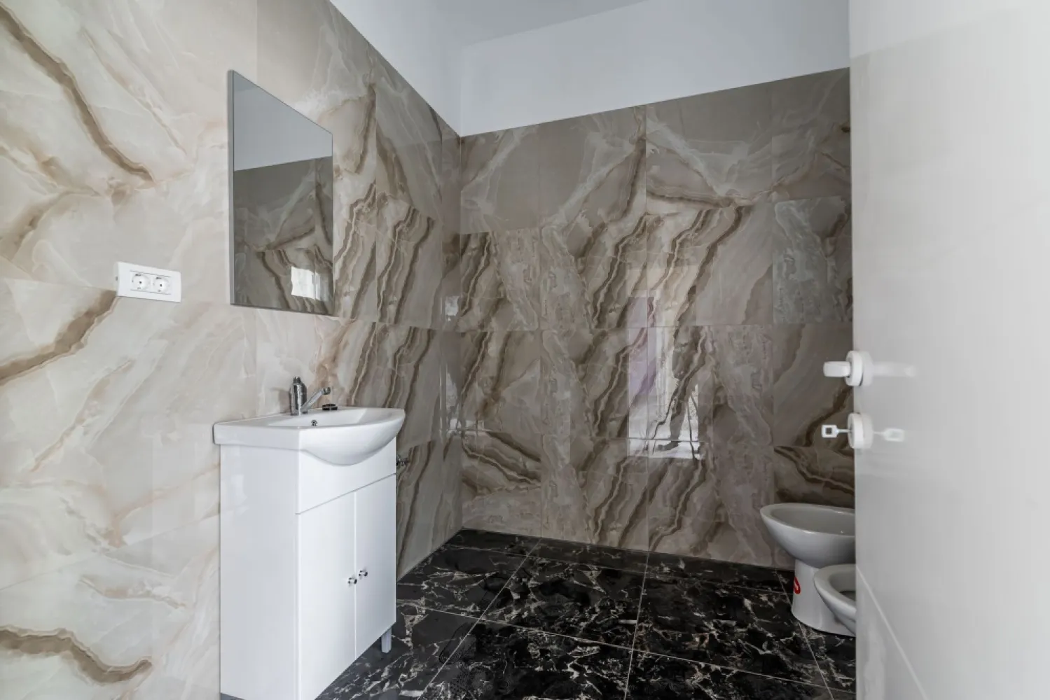 Apartament in bloc nou la INTIM etaj 2 cu loc de parcare Comision 0 - Comision 0% Se oferă spre vânzare apartament cu 1 dormitor, situat într-un bloc nou construit, în zona Intim, la etajul 2, într-un imobil modern, cu lift. Apartamentul este bine compartimentat și luminos, având: living cu bucătărie open space dormitor baie balcon foarte spațios Incalzirea este in pardoseala si se face cu centrala proprie pe gaz. Un mare avantaj îl reprezintă locul de parcare inclus, aspect important în zonă. Deși imobilul se află în apropierea unei intersecții foarte circulate, apartamentul este retras față de trafic, oferind liniște și intimitate, fiind ideal atât pentru locuit, cât și pentru investiție. 📍 Zonă bine conectată 🚗 Loc de parcare inclus 📈 Investiție excelentă pentru închiriere 📞 Pentru detalii și programarea unei vizionări: Blaga Flavius – 0754467525 Consultant imobiliar acreditat APAIR (Asociația Profesională a Agenților Imobiliari din România) Nu dispui de toată suma? Te ajutăm noi gratuit! Îți obținem oferte de la 16 bănci. Ai o proprietate de vânzare în Arad și vrei să știi cât valorează cu adevărat? Birou: ACASĂ | Agenție imobiliară Arad Adresă: Bulevardul Decebal 2, Arad 310133 }}