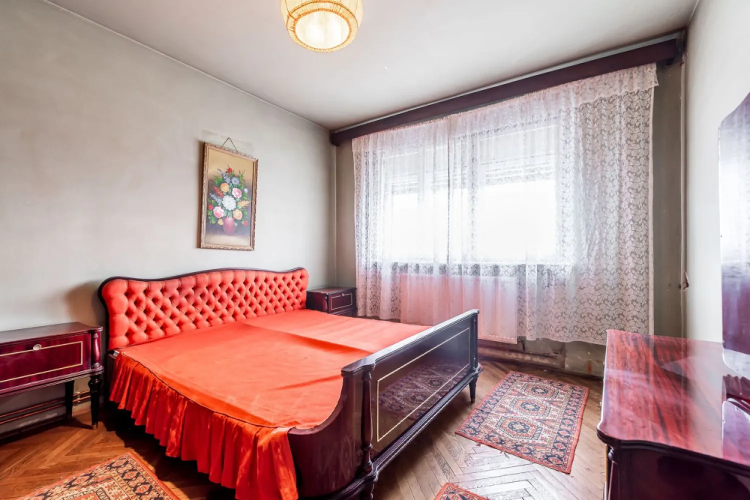 Apartament cu 4 camere decomandat cu vedere panoramica - Comision 0% Se oferă spre vânzare apartament cu 4 camere, excelent poziționat în Piața Gării, cu vedere pe două părți: spre Gară și spre Atrium Mall. Imobilul este situat într-un bloc din cărămidă, foarte bine izolat termic, reabilitat și izolat integral la exterior, ceea ce asigură confort și costuri reduse de întreținere. Apartamentul este complet decomandat, are o compartimentare practică și mult potențial: sufragerie bucătărie 3 dormitoare 2 băi balcon cu vedere panoramică asupra orașului Este situat la etajul 4, fapt ce oferă lumină naturală pe tot parcursul zilei, iar zgomotul și praful orașului sunt considerabil diminuate față de etajele inferioare. Dotări: centrală proprie pe gaz aer condiționat Apartamentul necesită renovare, oferind posibilitatea de amenajare după propriul gust, fiind ideal atât pentru locuință de familie, cât și pentru investiție. 📍 Localizare excelentă, cu acces rapid către transport, magazine și puncte de interes 📈 Compartimentare foarte bună și potențial ridicat 📞 Pentru detalii și programarea unei vizionări: Blaga Flavius – 0754467525 Consultant imobiliar acreditat APAIR (Asociația Profesională a Agenților Imobiliari din România) Nu dispui de toată suma? Te ajutăm noi gratuit! Îți obținem oferte de la 16 bănci. Ai o proprietate de vânzare în Arad și vrei să știi cât valorează cu adevărat? Birou: ACASĂ | Agenție imobiliară Arad Adresă: Bulevardul Decebal 2, Arad 310133 }}