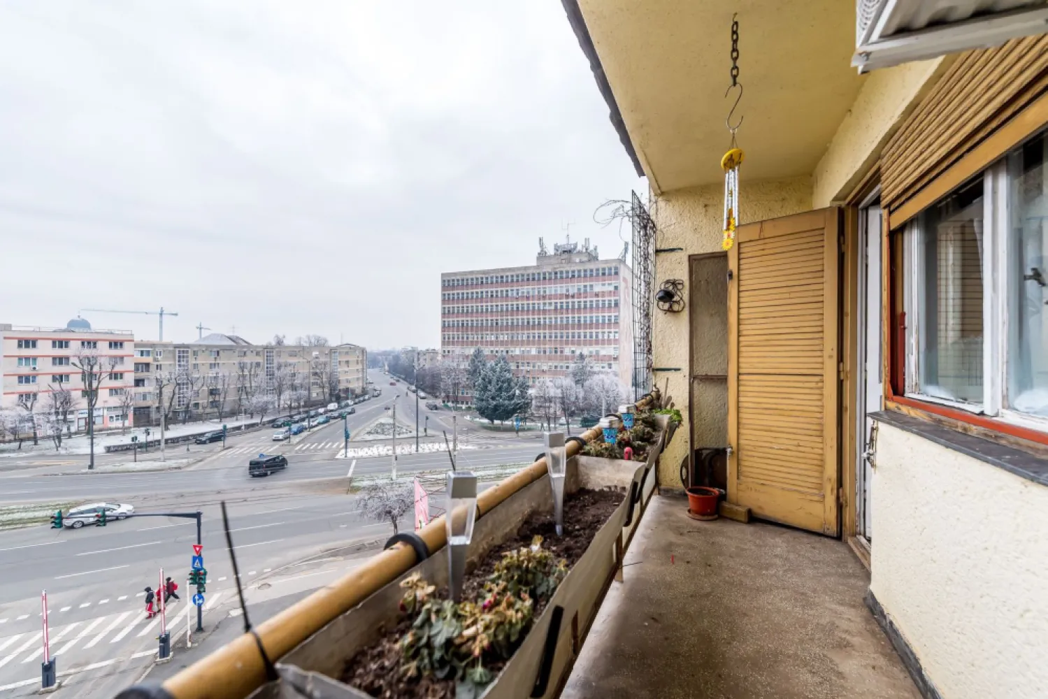 Apartament cu 4 camere decomandat cu vedere panoramica - Comision 0% Se oferă spre vânzare apartament cu 4 camere, excelent poziționat în Piața Gării, cu vedere pe două părți: spre Gară și spre Atrium Mall. Imobilul este situat într-un bloc din cărămidă, foarte bine izolat termic, reabilitat și izolat integral la exterior, ceea ce asigură confort și costuri reduse de întreținere. Apartamentul este complet decomandat, are o compartimentare practică și mult potențial: sufragerie bucătărie 3 dormitoare 2 băi balcon cu vedere panoramică asupra orașului Este situat la etajul 4, fapt ce oferă lumină naturală pe tot parcursul zilei, iar zgomotul și praful orașului sunt considerabil diminuate față de etajele inferioare. Dotări: centrală proprie pe gaz aer condiționat Apartamentul necesită renovare, oferind posibilitatea de amenajare după propriul gust, fiind ideal atât pentru locuință de familie, cât și pentru investiție. 📍 Localizare excelentă, cu acces rapid către transport, magazine și puncte de interes 📈 Compartimentare foarte bună și potențial ridicat 📞 Pentru detalii și programarea unei vizionări: Blaga Flavius – 0754467525 Consultant imobiliar acreditat APAIR (Asociația Profesională a Agenților Imobiliari din România) Nu dispui de toată suma? Te ajutăm noi gratuit! Îți obținem oferte de la 16 bănci. Ai o proprietate de vânzare în Arad și vrei să știi cât valorează cu adevărat? Birou: ACASĂ | Agenție imobiliară Arad Adresă: Bulevardul Decebal 2, Arad 310133 }}