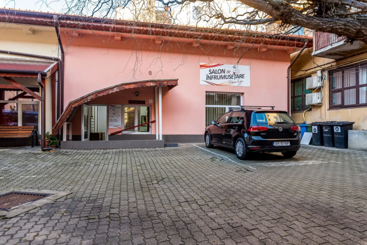 Spațiu comercial de închiriat pe Bulevardul Dragalina Comision 0 - Comision 0% Se oferă spre închiriere spațiu comercial situat pe Bulevardul Dragalina, într-o zonă cu trafic pietonal și auto intens, ideal pentru activități comerciale sau de servicii. Spațiul a funcționat anterior ca salon de înfrumusețare și este amenajat corespunzător acestei activități, însă poate fi reconfigurat cu ușurință pentru alte domenii: birouri, cabinet, showroom, activități educaționale sau servicii diverse. Compartimentare: 1 încăpere mare, open-space 2 încăperi separate hol grup sanitar Avantajele spațiului: poziționare excelentă, pe unul dintre cele mai circulate bulevarde din oraș compartimentare practică, ușor adaptabilă vizibilitate foarte bună pentru promovarea afacerii potrivit atât pentru activități cu public, cât și pentru birouri 📞 Pentru detalii și programarea unei vizionări: Blaga Flavius – 0754467525 Consultant imobiliar acreditat APAIR (Asociația Profesională a Agenților Imobiliari din România) Nu dispui de toată suma? Te ajutăm noi gratuit! Îți obținem oferte de la 16 bănci. Ai o proprietate de vânzare în Arad și vrei să știi cât valorează cu adevărat? Birou: ACASĂ | Agenție imobiliară Arad Adresă: Bulevardul Decebal 2, Arad 310133 }}