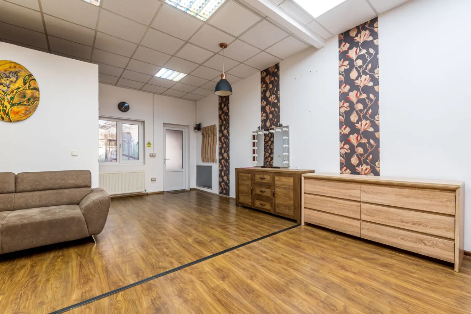 Spațiu comercial de închiriat pe Bulevardul Dragalina Comision 0 - Comision 0% Se oferă spre închiriere spațiu comercial situat pe Bulevardul Dragalina, într-o zonă cu trafic pietonal și auto intens, ideal pentru activități comerciale sau de servicii. Spațiul a funcționat anterior ca salon de înfrumusețare și este amenajat corespunzător acestei activități, însă poate fi reconfigurat cu ușurință pentru alte domenii: birouri, cabinet, showroom, activități educaționale sau servicii diverse. Compartimentare: 1 încăpere mare, open-space 2 încăperi separate hol grup sanitar Avantajele spațiului: poziționare excelentă, pe unul dintre cele mai circulate bulevarde din oraș compartimentare practică, ușor adaptabilă vizibilitate foarte bună pentru promovarea afacerii potrivit atât pentru activități cu public, cât și pentru birouri 📞 Pentru detalii și programarea unei vizionări: Blaga Flavius – 0754467525 Consultant imobiliar acreditat APAIR (Asociația Profesională a Agenților Imobiliari din România) Nu dispui de toată suma? Te ajutăm noi gratuit! Îți obținem oferte de la 16 bănci. Ai o proprietate de vânzare în Arad și vrei să știi cât valorează cu adevărat? Birou: ACASĂ | Agenție imobiliară Arad Adresă: Bulevardul Decebal 2, Arad 310133 }}