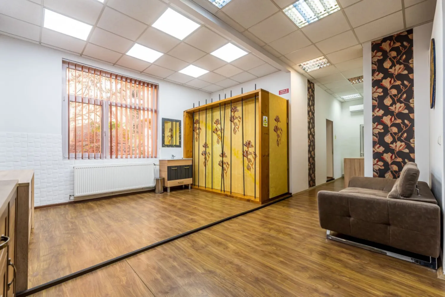 Spațiu comercial de închiriat pe Bulevardul Dragalina Comision 0 - Comision 0% Se oferă spre închiriere spațiu comercial situat pe Bulevardul Dragalina, într-o zonă cu trafic pietonal și auto intens, ideal pentru activități comerciale sau de servicii. Spațiul a funcționat anterior ca salon de înfrumusețare și este amenajat corespunzător acestei activități, însă poate fi reconfigurat cu ușurință pentru alte domenii: birouri, cabinet, showroom, activități educaționale sau servicii diverse. Compartimentare: 1 încăpere mare, open-space 2 încăperi separate hol grup sanitar Avantajele spațiului: poziționare excelentă, pe unul dintre cele mai circulate bulevarde din oraș compartimentare practică, ușor adaptabilă vizibilitate foarte bună pentru promovarea afacerii potrivit atât pentru activități cu public, cât și pentru birouri 📞 Pentru detalii și programarea unei vizionări: Blaga Flavius – 0754467525 Consultant imobiliar acreditat APAIR (Asociația Profesională a Agenților Imobiliari din România) Nu dispui de toată suma? Te ajutăm noi gratuit! Îți obținem oferte de la 16 bănci. Ai o proprietate de vânzare în Arad și vrei să știi cât valorează cu adevărat? Birou: ACASĂ | Agenție imobiliară Arad Adresă: Bulevardul Decebal 2, Arad 310133 }}