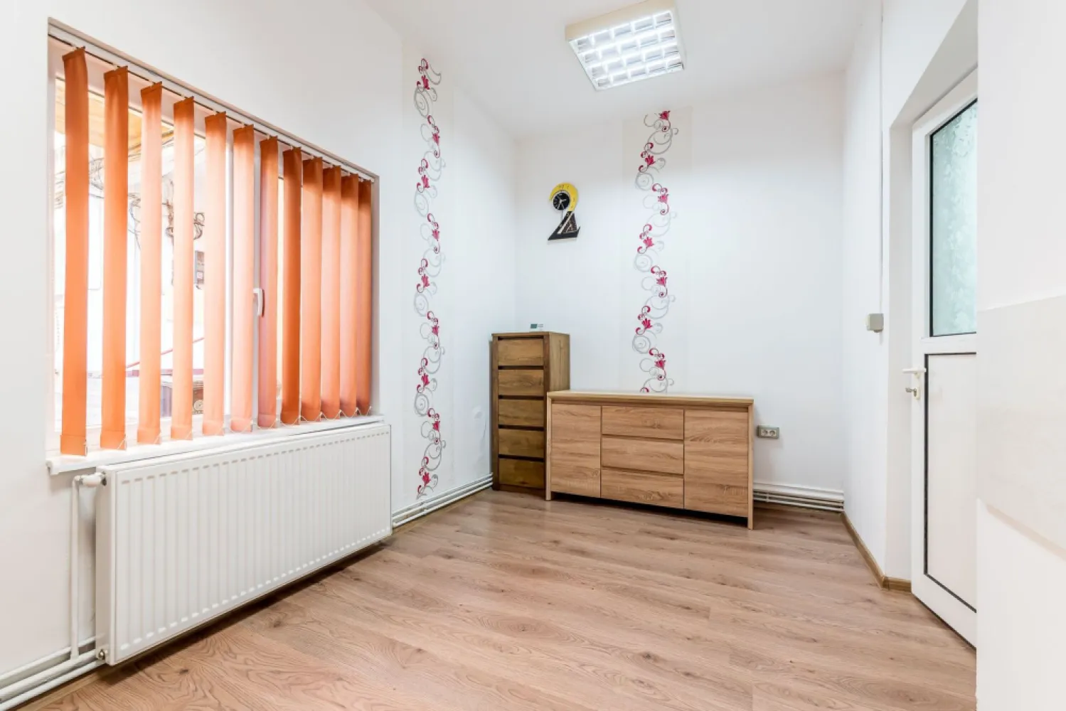 Spațiu comercial de închiriat pe Bulevardul Dragalina Comision 0 - Comision 0% Se oferă spre închiriere spațiu comercial situat pe Bulevardul Dragalina, într-o zonă cu trafic pietonal și auto intens, ideal pentru activități comerciale sau de servicii. Spațiul a funcționat anterior ca salon de înfrumusețare și este amenajat corespunzător acestei activități, însă poate fi reconfigurat cu ușurință pentru alte domenii: birouri, cabinet, showroom, activități educaționale sau servicii diverse. Compartimentare: 1 încăpere mare, open-space 2 încăperi separate hol grup sanitar Avantajele spațiului: poziționare excelentă, pe unul dintre cele mai circulate bulevarde din oraș compartimentare practică, ușor adaptabilă vizibilitate foarte bună pentru promovarea afacerii potrivit atât pentru activități cu public, cât și pentru birouri 📞 Pentru detalii și programarea unei vizionări: Blaga Flavius – 0754467525 Consultant imobiliar acreditat APAIR (Asociația Profesională a Agenților Imobiliari din România) Nu dispui de toată suma? Te ajutăm noi gratuit! Îți obținem oferte de la 16 bănci. Ai o proprietate de vânzare în Arad și vrei să știi cât valorează cu adevărat? Birou: ACASĂ | Agenție imobiliară Arad Adresă: Bulevardul Decebal 2, Arad 310133 }}