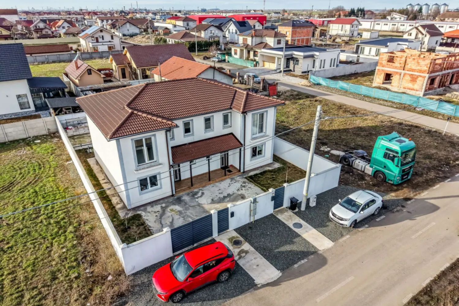 Doua case de vanzare la pret de una in Vladimirescu cartierul Florilor - Comision 0% O oportunitate rară în Cartierul Florilor! Se vinde întreaga construcție (ambele unități ale duplexului), ideală pentru două familii, investiție sau pentru cei care își doresc o locuință foarte spațioasă, prin unirea celor două case. Suprafață construită desfășurată: 137 mp / fiecare unitate Total suprafață construită: 274 mp Teren: 491 mp Proprietate împrejmuită cu gard zidit Fiecare casă este compartimentată astfel: Parter: living si bucatarie inchisa + baie Etaj: 3 dormitoare + baie Centrală proprie pe gaz & branșament separat pentru fiecare unitate ✅ Avantaj major Partea dreaptă este complet finalizată și locuibilă imediat Partea stângă este semifinisată, oferindu-vă posibilitatea să o personalizați după propriul gust (parchet, gresie, uși interior, mobilier, culori pereți etc.) 🌿 Exterior & utilități Terasă acoperită Fundație pregătită în curte pentru bucătărie de vară sau anexă, cu toate utilitățile deja trase Toate utilitățile disponibile: gaz, curent, apă, canalizare Stradă asfaltată Zonă liniștită, ideală pentru familie O proprietate versatilă, cu potențial excelent atât pentru locuire cât și pentru investiție, deoarece zona se dezvolta de la o zi la alta. 📞 Pentru detalii și programarea unei vizionări: Blaga Flavius – 0754467525 Consultant imobiliar acreditat APAIR (Asociația Profesională a Agenților Imobiliari din România) Nu dispui de toată suma? Te ajutăm noi gratuit! Îți obținem oferte de la 16 bănci. Ai o proprietate de vânzare în Arad și vrei să știi cât valorează cu adevărat? Birou: ACASĂ | Agenție imobiliară Arad Adresă: Bulevardul Decebal 2, Arad 310133 }}