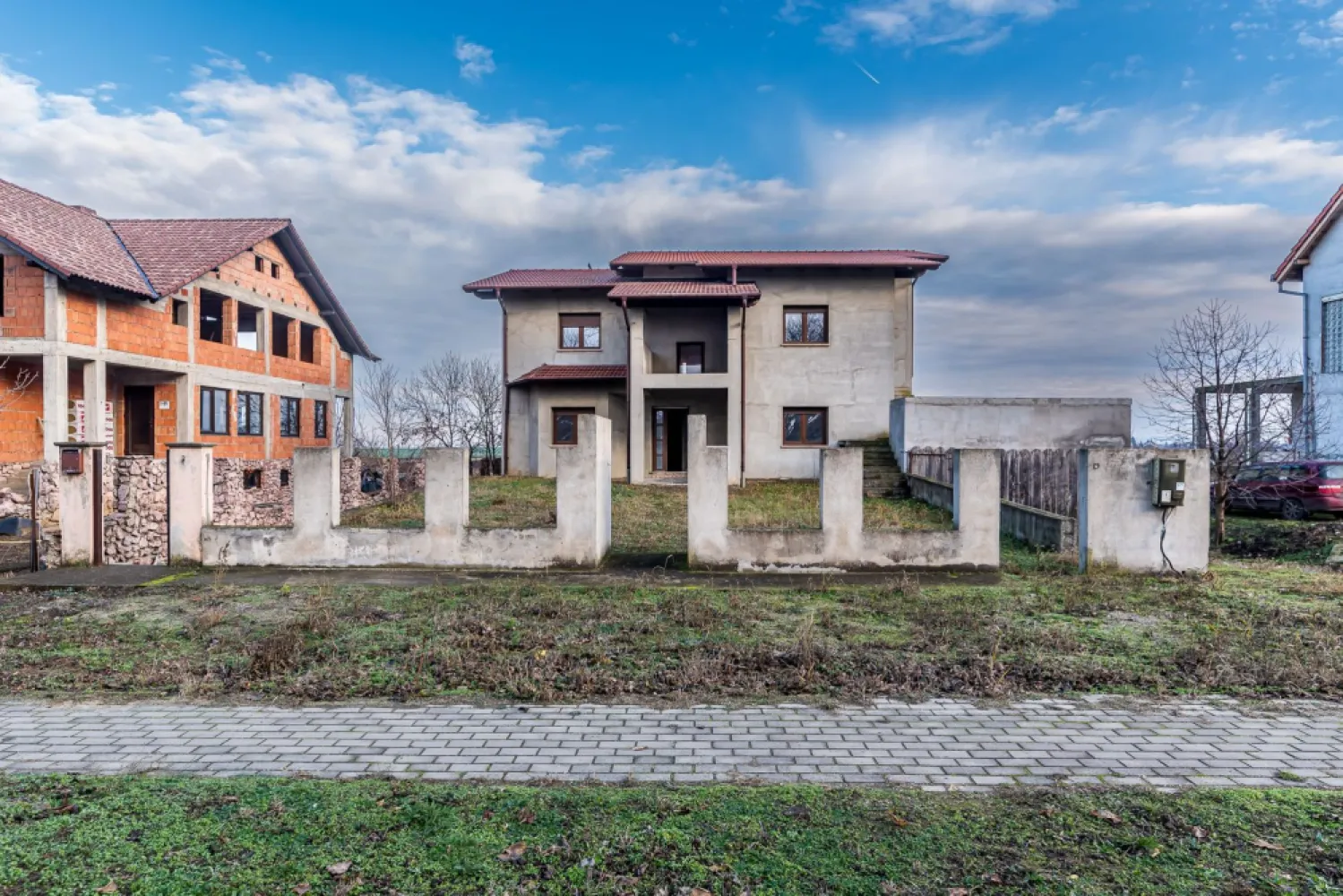 Casă spatioasa, construcție nouă – Zimandu Nou Teren 998 mp Comision 0 - Comision 0% Vă propunem spre vânzare o casă individuală, construcție nouă, situată în Zimandu Nou, ideală pentru cei care își doresc o proprietate solidă, generoasă ca suprafață, pe care să o personalizeze după propriul gust. Proprietatea este edificată pe un teren de 998 mp și dispune de o suprafață utilă de 325 mp, oferind spațiu amplu pentru o familie mare sau pentru multiple zone funcționale. Casa este semifinisată, la gri, atât la interior, cât și la exterior, iar demisolul este finalizat, gata pentru utilizare imediată. Imobilul beneficiază de toate utilitățile: gaz, curent, apă și canalizare. Este dotat cu garaj, terasă, acoperiș din țiglă și rolete electrice, fiind construit cu atenție la detalii și durabilitate. Un avantaj important îl reprezintă valoarea investiției: prețul este sub costul actual de construire, raportat la un cost de aproximativ 265 euro/mp construit, fără a include valoarea terenului – o oportunitate rară pe piață. 🏡 Predare imediată – ideală pentru cei care doresc să finalizeze rapid amenajările și să se mute sau să investească inteligent. 📍 Localizare: Zimandu Nou 📐 Teren: 998 mp 🏠 Suprafață utilă: 325 mp 🔧 Stadiu: semifinisat (la gri) 🚗 Garaj | Terasă | Rolete electrice | Toate utilitățile 📞 Pentru detalii și programarea unei vizionări: Blaga Flavius – 0754467525 Consultant imobiliar acreditat APAIR (Asociația Profesională a Agenților Imobiliari din România) Nu dispui de toată suma? Te ajutăm noi gratuit! Îți obținem oferte de la 16 bănci. Ai o proprietate de vânzare în Arad și vrei să știi cât valorează cu adevărat? Birou: ACASĂ | Agenție imobiliară Arad Adresă: Bulevardul Decebal 2, Arad 310133 }}