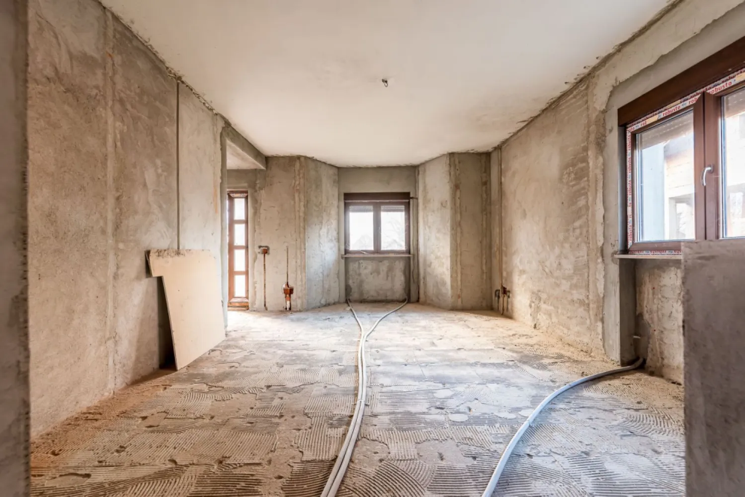 Casă spatioasa, construcție nouă – Zimandu Nou Teren 998 mp Comision 0 - Comision 0% Vă propunem spre vânzare o casă individuală, construcție nouă, situată în Zimandu Nou, ideală pentru cei care își doresc o proprietate solidă, generoasă ca suprafață, pe care să o personalizeze după propriul gust. Proprietatea este edificată pe un teren de 998 mp și dispune de o suprafață utilă de 325 mp, oferind spațiu amplu pentru o familie mare sau pentru multiple zone funcționale. Casa este semifinisată, la gri, atât la interior, cât și la exterior, iar demisolul este finalizat, gata pentru utilizare imediată. Imobilul beneficiază de toate utilitățile: gaz, curent, apă și canalizare. Este dotat cu garaj, terasă, acoperiș din țiglă și rolete electrice, fiind construit cu atenție la detalii și durabilitate. Un avantaj important îl reprezintă valoarea investiției: prețul este sub costul actual de construire, raportat la un cost de aproximativ 265 euro/mp construit, fără a include valoarea terenului – o oportunitate rară pe piață. 🏡 Predare imediată – ideală pentru cei care doresc să finalizeze rapid amenajările și să se mute sau să investească inteligent. 📍 Localizare: Zimandu Nou 📐 Teren: 998 mp 🏠 Suprafață utilă: 325 mp 🔧 Stadiu: semifinisat (la gri) 🚗 Garaj | Terasă | Rolete electrice | Toate utilitățile 📞 Pentru detalii și programarea unei vizionări: Blaga Flavius – 0754467525 Consultant imobiliar acreditat APAIR (Asociația Profesională a Agenților Imobiliari din România) Nu dispui de toată suma? Te ajutăm noi gratuit! Îți obținem oferte de la 16 bănci. Ai o proprietate de vânzare în Arad și vrei să știi cât valorează cu adevărat? Birou: ACASĂ | Agenție imobiliară Arad Adresă: Bulevardul Decebal 2, Arad 310133 }}