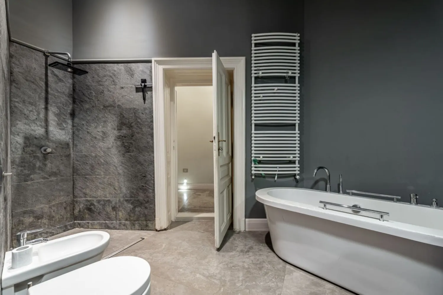 Apartament spatios cu 3 camere de LUX pe Metianu Comision 0 - Comision 0% Descoperă eleganța și rafinamentul într-un apartament spectaculos, situat la etajul 1, cu o compartimentare inteligentă și finisaje premium. 🏡 Detalii care fac diferența: ✔️ 3 camere spațioase, luminoase și moderne ✔️ 2 băi ✔️ Centrală proprie pe gaz – confort și eficiență energetică ✔️ Terasă generoasă, ideală pentru relaxare sau seri elegante ✔️ Suprafață utilă: 145 mp – un spațiu rar întâlnit în oraș 📍 Localizare excelentă pe strada Metianu, într-o zonă liniștită și accesibilă, aproape de principalele puncte de interes. Un apartament de lux, creat pentru cei care apreciază calitatea și confortul absolut. 📞 Pentru detalii și programarea unei vizionări: Blaga Flavius – 0754467525 Consultant imobiliar acreditat APAIR (Asociația Profesională a Agenților Imobiliari din România) Nu dispui de toată suma? Te ajutăm noi gratuit! Îți obținem oferte de la 16 bănci. Ai o proprietate de vânzare în Arad și vrei să știi cât valorează cu adevărat? Birou: ACASĂ | Agenție imobiliară Arad Adresă: Bulevardul Decebal 2, Arad 310133 }}