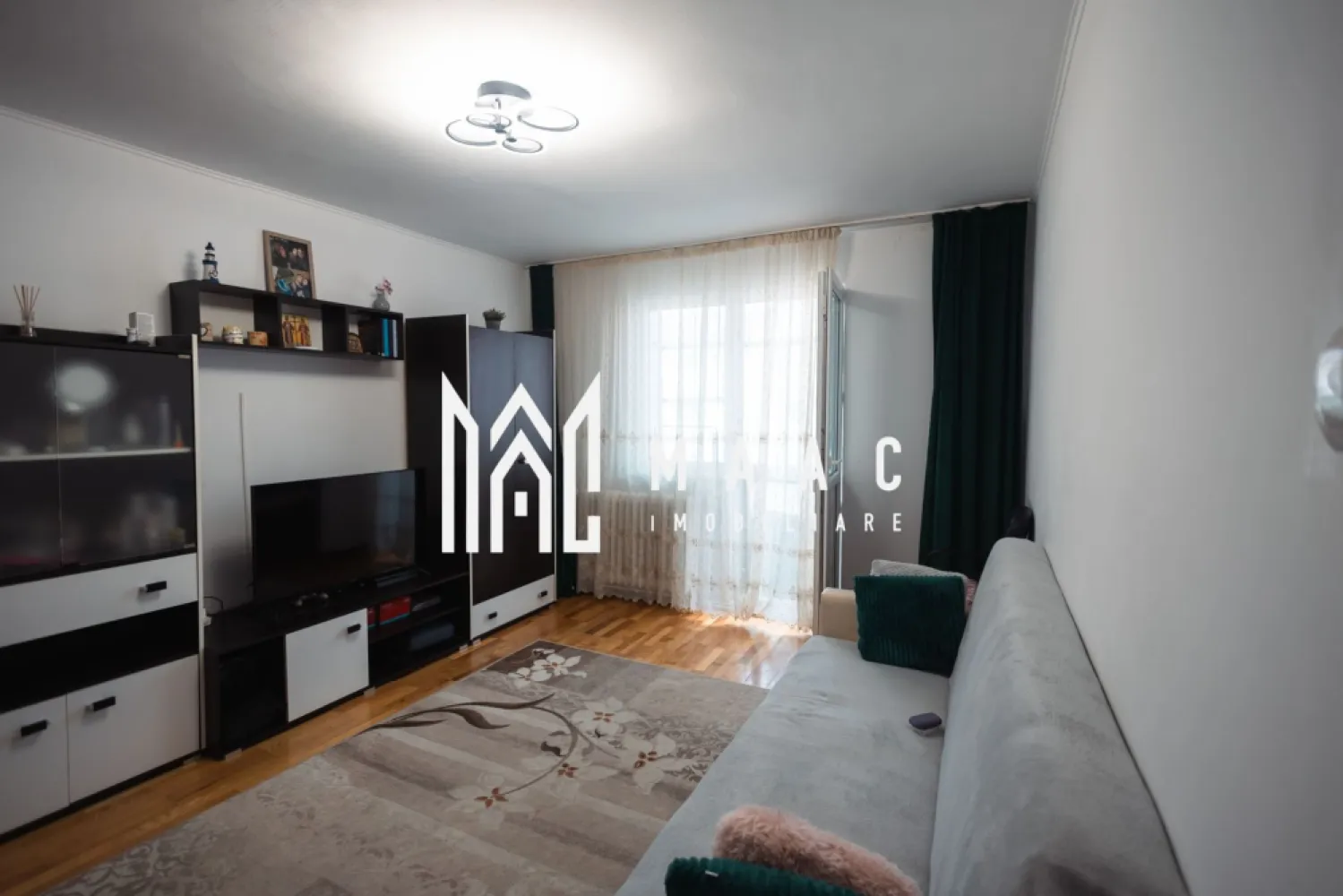 Apartament 2 camere | Balcon | Pivnita | Str Miraslăului - MAAC Imobiliare vă propune spre vânzare un apartament 2 camere în Sibiu, situat pe Strada Miraslăului, la etajul 4, ideal pentru locuit sau investiție imobiliară. Dacă ești în căutarea unui apartament de vânzare în Sibiu, bine poziționat, complet mobilat și pregătit pentru mutare sau închiriere imediată, această proprietate merită atenția ta. Localizare – Sibiu, Str. Miraslăului Zonă cu acces rapid la magazine, supermarket, școli Stație de autobuz în apropiere Conectare rapidă către centrul orașului Cartier căutat pentru închiriere Detalii apartament: Suprafață utilă: 38 mp + balcon Compartimentare: semidecomandat Etaj 4 Balcon Pivniță inclusă Centrală termică proprie Costuri reduse de întreținere Se vinde complet mobilat și utilat Apartamentul se predă exact ca în poze, fiind potrivit pentru: apartament pentru închiriere în Sibiu investiție sigură locuință pentru cuplu sau persoană singură Datorită poziției și prețului competitiv, acest apartament 2 camere Sibiu are potențial ridicat de valorificare pe piața imobiliară. Pentru mai multe detalii precizati telefonic ca ati vazut anuntul cu ID: CP2936908 }}