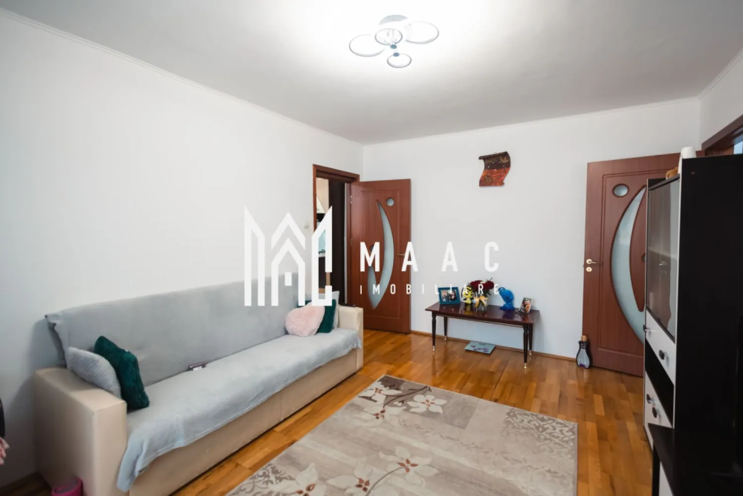 Apartament 2 camere | Balcon | Pivnita | Str Miraslăului - MAAC Imobiliare vă propune spre vânzare un apartament 2 camere în Sibiu, situat pe Strada Miraslăului, la etajul 4, ideal pentru locuit sau investiție imobiliară. Dacă ești în căutarea unui apartament de vânzare în Sibiu, bine poziționat, complet mobilat și pregătit pentru mutare sau închiriere imediată, această proprietate merită atenția ta. Localizare – Sibiu, Str. Miraslăului Zonă cu acces rapid la magazine, supermarket, școli Stație de autobuz în apropiere Conectare rapidă către centrul orașului Cartier căutat pentru închiriere Detalii apartament: Suprafață utilă: 38 mp + balcon Compartimentare: semidecomandat Etaj 4 Balcon Pivniță inclusă Centrală termică proprie Costuri reduse de întreținere Se vinde complet mobilat și utilat Apartamentul se predă exact ca în poze, fiind potrivit pentru: apartament pentru închiriere în Sibiu investiție sigură locuință pentru cuplu sau persoană singură Datorită poziției și prețului competitiv, acest apartament 2 camere Sibiu are potențial ridicat de valorificare pe piața imobiliară. Pentru mai multe detalii precizati telefonic ca ati vazut anuntul cu ID: CP2936908 }}