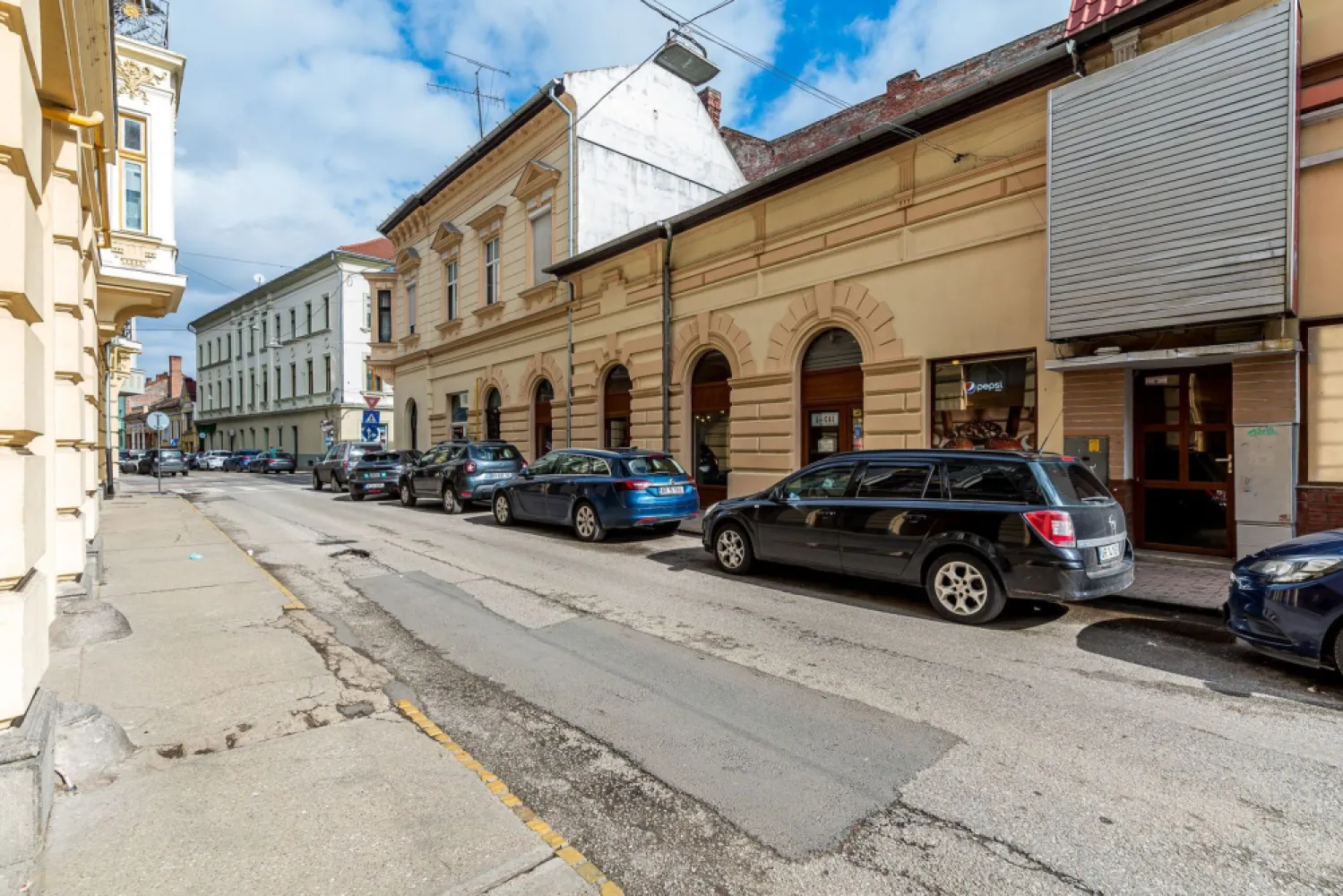 Spatiu comercial - str. Cicio Pop - 97 mp - COMISION 0 - Vă propunem spre vânzare un spațiu comercial cu poziționare excelentă, situat central în Arad, pe strada Cicio Pop, la doar câțiva pași de Piața Catedralei și de Bulevardul Revoluției. Proprietatea are o suprafață construită de 97 mp conform CF și este compusă din două unități distincte, fiecare cu intrare separată, dar care sunt și conectate între ele, oferind flexibilitate maximă în utilizare. Această compartimentare permite desfășurarea a două activități diferite sau organizarea eficientă a unui singur business cu zone separate (recepție/birouri/showroom/depozitare etc.). Una dintre unități dispune de mezanin datorita tavanului înalt ceea ce mărește considerabil suprafața utilă și oferă un avantaj important în amenajare și optimizarea spațiului. (Același lucru se poate face si pentru cealaltă unitate) Spațiul dispune de: - Instalații electrice complet refăcute - Centrală termică proprie pe gaz - Conectare la toate utilitățile Clădirea în care este situat imobilul are acoperișul și fațada renovate recent, un plus major atât din punct de vedere estetic, cât și al investiției pe termen lung. Datorită poziției centrale, vizibilității foarte bune și compartimentării inteligente, spațiul este pretabil pentru orice tip de afacere: cabinet medical, birouri, salon, magazin, showroom, agenție, sediu firmă sau activități comerciale diverse. O oportunitate excelentă pentru investiție sau pentru dezvoltarea propriei afaceri într-una dintre cele mai bune zone din Arad. 📞 Pentru mai multe informații și pentru programarea unei vizionări: 0755 274 519 – Daniel Hord - Consultant imobiliar Nu dispui de toată suma? Te ajutăm noi gratuit! Îți obținem oferte de la 16 bănci. Ai o proprietate de vânzare în Arad și vrei să știi cât valorează cu adevărat? Sună-mă pentru o evaluare GRATUITĂ! Birou: ACASĂ | Agenție imobiliară Arad Adresă: Bulevardul Decebal 2, Arad 310133 }}