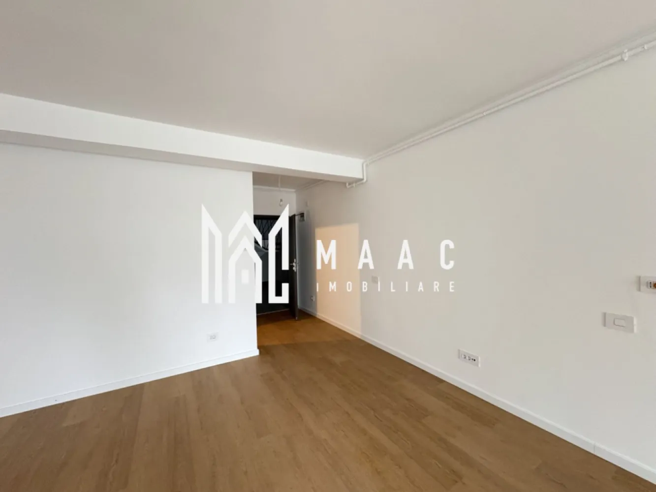 Garsonieră 37mp I Balcon I Parcare I La Cheie I - MAAC imobiliare va propune spre vânzare o garsonieră amplasata la parterul unei vile, intr-un cartier rezidential nou din zona industriala de vest. Locuinta are 37,5 mp utili, încălzire în pardoseală, centrală proprie. Se preda nemobilată / baia complet utilată ❗️ Nivelul de finisare este cel vazut in foto. Dispune de balcon de 7 mp cu balustradă din sticlă. Loc de parcare inclus. Ideală pentru locuinta sau investiție. Pentru mai multe detalii, precizați telefonic că ați văzut anunțul cu IDCP2842261 }}