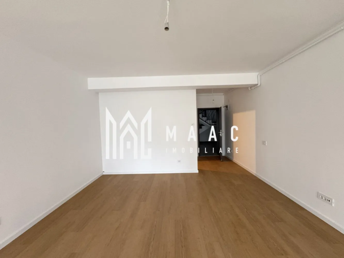 Garsonieră 37mp I Balcon I Parcare I La Cheie I - MAAC imobiliare va propune spre vânzare o garsonieră amplasata la parterul unei vile, intr-un cartier rezidential nou din zona industriala de vest. Locuinta are 37,5 mp utili, încălzire în pardoseală, centrală proprie. Se preda nemobilată / baia complet utilată ❗️ Nivelul de finisare este cel vazut in foto. Dispune de balcon de 7 mp cu balustradă din sticlă. Loc de parcare inclus. Ideală pentru locuinta sau investiție. Pentru mai multe detalii, precizați telefonic că ați văzut anunțul cu IDCP2842261 }}