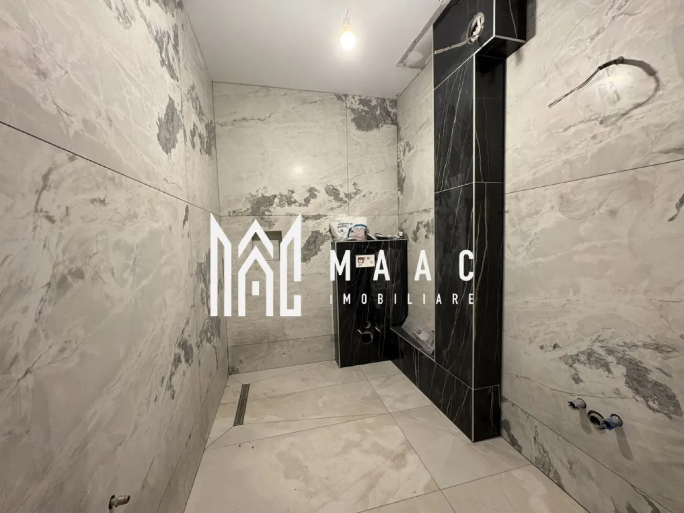 Garsonieră 37mp I Balcon I Parcare I La Cheie I - MAAC imobiliare va propune spre vânzare o garsonieră amplasata la parterul unei vile, intr-un cartier rezidential nou din zona industriala de vest. Locuinta are 37,5 mp utili, încălzire în pardoseală, centrală proprie. Se preda nemobilată / baia complet utilată ❗️ Nivelul de finisare este cel vazut in foto. Dispune de balcon de 7 mp cu balustradă din sticlă. Loc de parcare inclus. Ideală pentru locuinta sau investiție. Pentru mai multe detalii, precizați telefonic că ați văzut anunțul cu IDCP2842261 }}