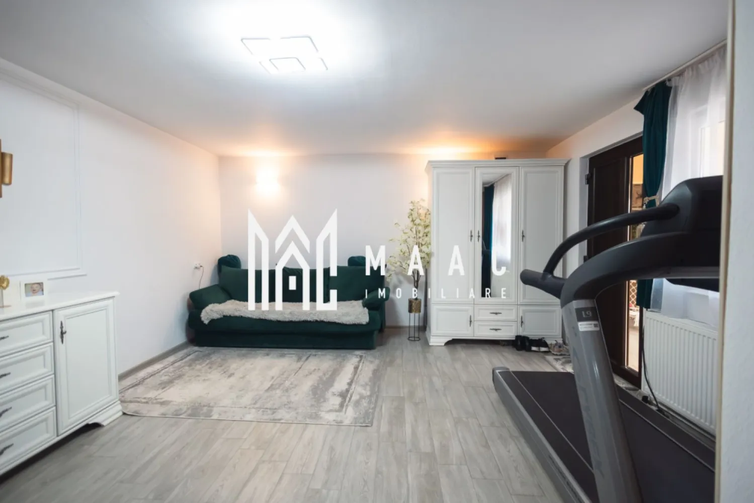 Casă 4 camere I 135 mp I Renovată I Curte 505 mp I Cristian - MAAC Imobiliare vă propune spre vânzare o casă cu 4 camere spațioase, situată în comuna Cristian, într-o zonă foarte apreciată a Sibiului, ideală pentru familii sau pentru cei care își doresc o locuință bine compartimentată, pe un singur nivel. Casa are o suprafață utilă de 135 mp, este întreținută impecabil și oferă un confort excelent atât prin compartimentare, cât și prin dotările moderne. Compartimentare: - dormitor matrimonial, dormitor copii, living, bucătărie, baie spațioasă, baie de serviciu - salon de înfrumusețare (cu intrare separată), pod, garaj, filigorie, depozit lemne, anexe gospodărești Una dintre camere a fost transformată în salon de înfrumusețare, cu acces separat, ceea ce reprezintă un avantaj major pentru activități comerciale sau profesii liberale. Proprietatea dispune de poartă automatizată, sistem de supraveghere video, aer condiționat și toate utilitățile necesare. Curtea este generoasă și frumos amenajată, cu zonă de barbeque, loc de joacă pentru copii și fântână cu apă potabilă. Casa a fost renovată complet, cu instalații electrice și sanitare noi, finisaje de calitate și mobilier realizat la comandă, iar întreaga locuință se prezintă într-o stare excelentă, cu atenție la detalii și un stil elegant. Disponibilitatea este imediată, ceea ce face ca această proprietate să fie o oportunitate ideală pentru cei care își caută casa mult dorită. Pentru mai multe detalii, vă rugăm să menționați telefonic ID: CP2905351. }}