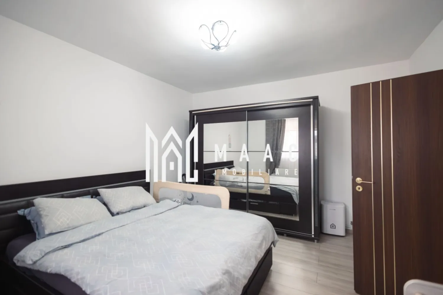 Casă 4 camere I 135 mp I Renovată I Curte 505 mp I Cristian - MAAC Imobiliare vă propune spre vânzare o casă cu 4 camere spațioase, situată în comuna Cristian, într-o zonă foarte apreciată a Sibiului, ideală pentru familii sau pentru cei care își doresc o locuință bine compartimentată, pe un singur nivel. Casa are o suprafață utilă de 135 mp, este întreținută impecabil și oferă un confort excelent atât prin compartimentare, cât și prin dotările moderne. Compartimentare: - dormitor matrimonial, dormitor copii, living, bucătărie, baie spațioasă, baie de serviciu - salon de înfrumusețare (cu intrare separată), pod, garaj, filigorie, depozit lemne, anexe gospodărești Una dintre camere a fost transformată în salon de înfrumusețare, cu acces separat, ceea ce reprezintă un avantaj major pentru activități comerciale sau profesii liberale. Proprietatea dispune de poartă automatizată, sistem de supraveghere video, aer condiționat și toate utilitățile necesare. Curtea este generoasă și frumos amenajată, cu zonă de barbeque, loc de joacă pentru copii și fântână cu apă potabilă. Casa a fost renovată complet, cu instalații electrice și sanitare noi, finisaje de calitate și mobilier realizat la comandă, iar întreaga locuință se prezintă într-o stare excelentă, cu atenție la detalii și un stil elegant. Disponibilitatea este imediată, ceea ce face ca această proprietate să fie o oportunitate ideală pentru cei care își caută casa mult dorită. Pentru mai multe detalii, vă rugăm să menționați telefonic ID: CP2905351. }}