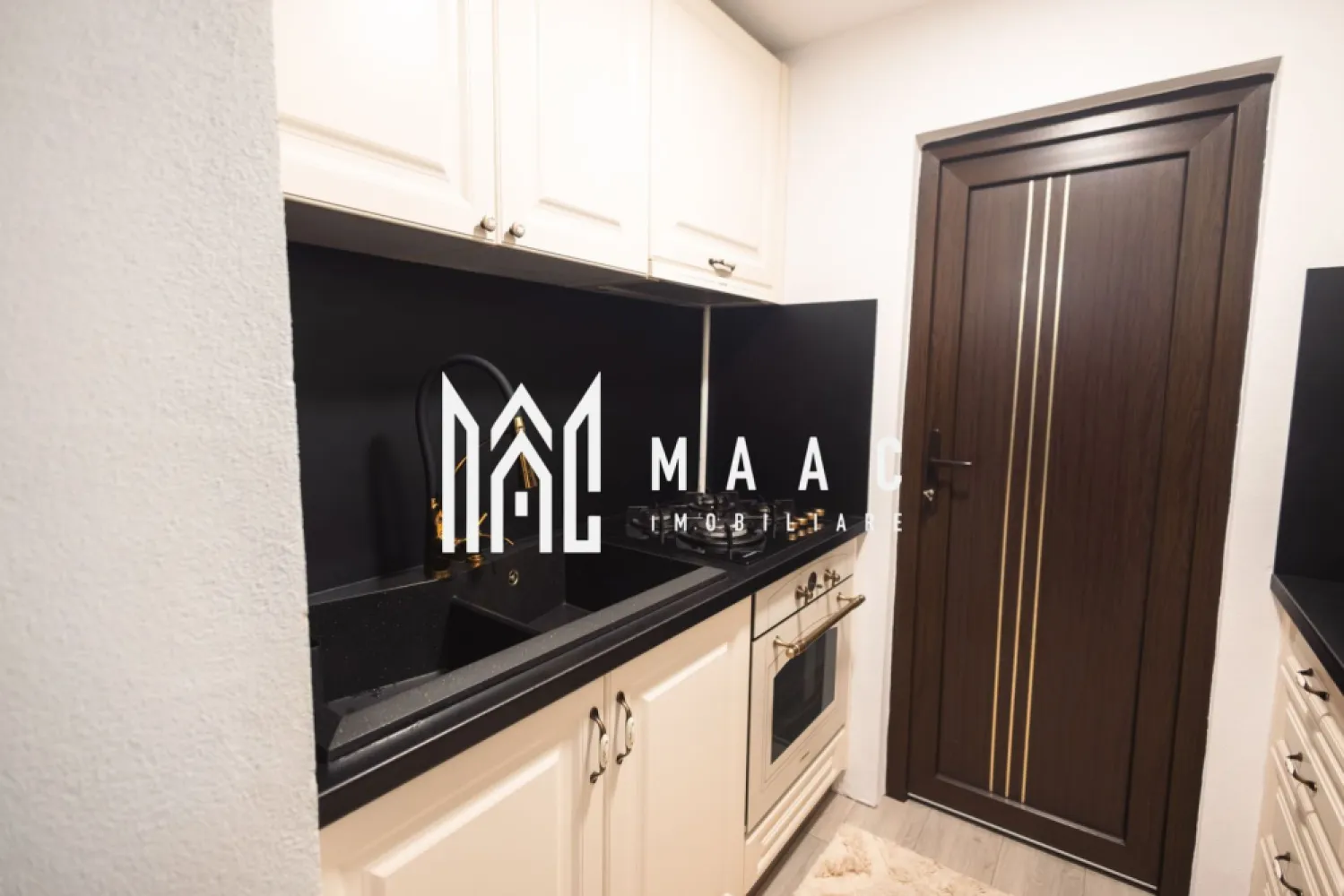 Casă 4 camere I 135 mp I Renovată I Curte 505 mp I Cristian - MAAC Imobiliare vă propune spre vânzare o casă cu 4 camere spațioase, situată în comuna Cristian, într-o zonă foarte apreciată a Sibiului, ideală pentru familii sau pentru cei care își doresc o locuință bine compartimentată, pe un singur nivel. Casa are o suprafață utilă de 135 mp, este întreținută impecabil și oferă un confort excelent atât prin compartimentare, cât și prin dotările moderne. Compartimentare: - dormitor matrimonial, dormitor copii, living, bucătărie, baie spațioasă, baie de serviciu - salon de înfrumusețare (cu intrare separată), pod, garaj, filigorie, depozit lemne, anexe gospodărești Una dintre camere a fost transformată în salon de înfrumusețare, cu acces separat, ceea ce reprezintă un avantaj major pentru activități comerciale sau profesii liberale. Proprietatea dispune de poartă automatizată, sistem de supraveghere video, aer condiționat și toate utilitățile necesare. Curtea este generoasă și frumos amenajată, cu zonă de barbeque, loc de joacă pentru copii și fântână cu apă potabilă. Casa a fost renovată complet, cu instalații electrice și sanitare noi, finisaje de calitate și mobilier realizat la comandă, iar întreaga locuință se prezintă într-o stare excelentă, cu atenție la detalii și un stil elegant. Disponibilitatea este imediată, ceea ce face ca această proprietate să fie o oportunitate ideală pentru cei care își caută casa mult dorită. Pentru mai multe detalii, vă rugăm să menționați telefonic ID: CP2905351. }}