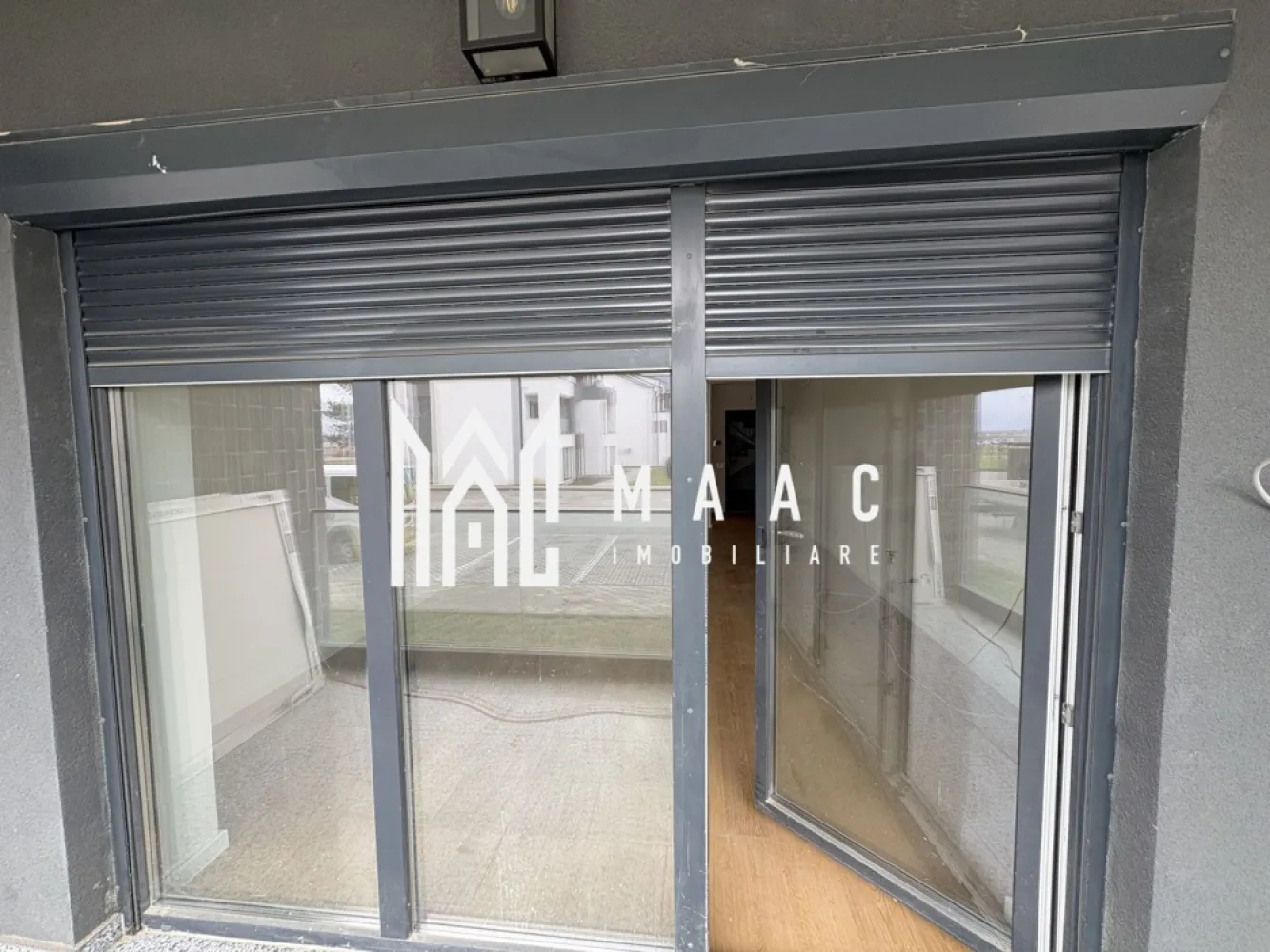 Garsonieră 37mp I Balcon I Parcare I La Cheie I - MAAC imobiliare va propune spre vânzare o garsonieră amplasata la parterul unei vile, intr-un cartier rezidential nou din zona industriala de vest. Locuinta are 37,5 mp utili, încălzire în pardoseală, centrală proprie. Se preda nemobilată / baia complet utilată ❗️ Nivelul de finisare este cel vazut in foto. Dispune de balcon de 7 mp cu balustradă din sticlă. Loc de parcare inclus. Ideală pentru locuinta sau investiție. Pentru mai multe detalii, precizați telefonic că ați văzut anunțul cu IDCP2842261 }}