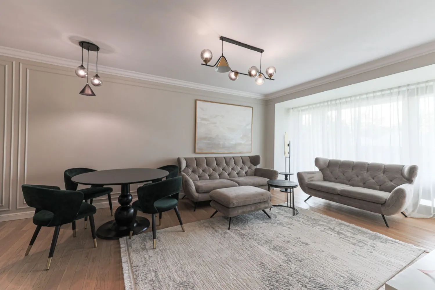 Casă premium în Subcetate, construcție nouă finisaje de lux Comision 0 - Comision 0% Pret repozitionat Vă propunem o proprietate superbă situată în una dintre cele mai bune zone rezidențiale din Arad – Subcetate. Casa este construită recent, pe un teren de 580 mp, are o suprafață utilă de 200 mp și impresionează prin finisaje de lux și materiale de cea mai bună calitate. Compartimentarea este ideală: 3 dormitoare, 3 băi, birou spațios, living generos cu bucătărie open-space, debara, magazie și pod mare pentru depozitare. Locuința dispune de încălzire în pardoseală, centrală pe gaz, mobilier din lemn și MDF, parchet din lemn, sistem de irigații automat și alarmă pentru casă și curte. Se vinde complet mobilată și utilată, oferind un nivel ridicat de confort, eleganță și siguranță, într-o zonă liniștită și exclusivistă. 📞 Pentru detalii și programarea unei vizionări: Blaga Flavius – 0754467525 Consultant imobiliar acreditat APAIR (Asociația Profesională a Agenților Imobiliari din România) Nu dispui de toată suma? Te ajutăm noi gratuit! Îți obținem oferte de la 16 bănci. Ai o proprietate de vânzare în Arad și vrei să știi cât valorează cu adevărat? Birou: ACASĂ | Agenție imobiliară Arad Adresă: Bulevardul Decebal 2, Arad 310133 }}