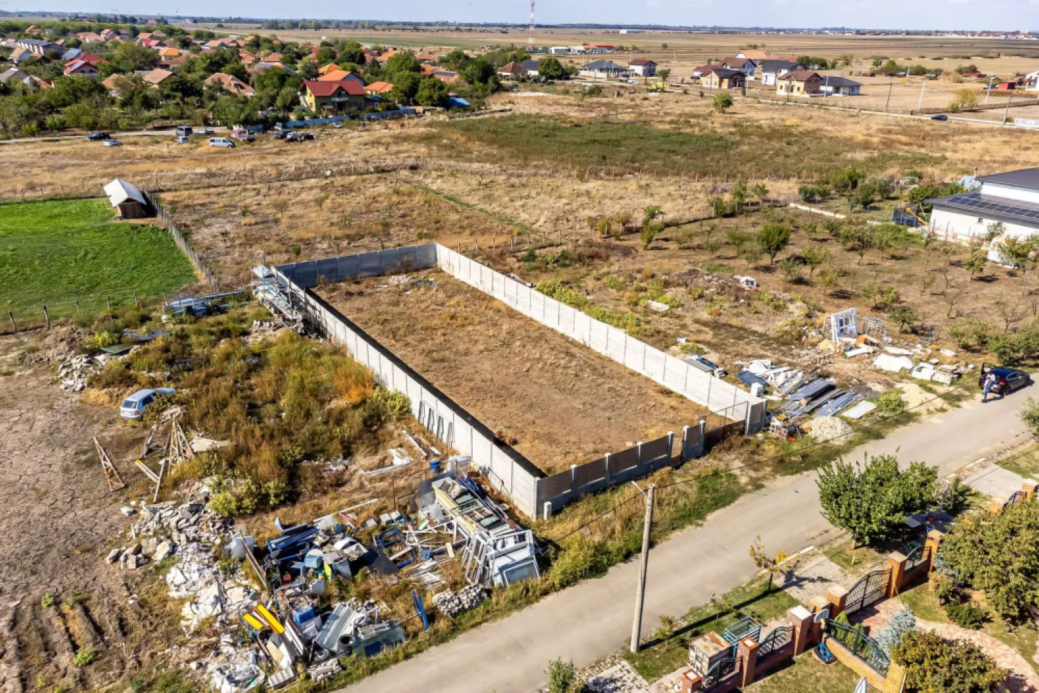 Teren de 733 mp în Livada, cu gard finalizat, Comision 0 - Comision 0% Vă propunem spre vânzare un teren cu suprafața de 733 mp si front stradal de 17 ml, situat într-o zonă liniștită și în plină dezvoltare din Livada. ✔ Utilități disponibile la teren: gaz, curent, apă ✔ Gard finalizat – proprietatea este deja delimitată ✔ Proiect de casă disponibil – dacă se dorește, cumpărătorul poate beneficia de un plan gândit pentru acest teren 📍 Locația oferă liniște și confort, cu acces rapid spre Arad, fiind ideală pentru cei care își doresc o locuință modernă la câțiva pași de oraș. 🔑 Un teren complet pregătit pentru a-ți transforma visul în realitate. 📞 Pentru detalii și programarea unei vizionări: Blaga Flavius – 0754467525 Consultant imobiliar acreditat APAIR (Asociația Profesională a Agenților Imobiliari din România) Nu dispui de toată suma? Te ajutăm noi gratuit! Îți obținem oferte de la 16 bănci. Ai o proprietate de vânzare în Arad și vrei să știi cât valorează cu adevărat? Birou: ACASĂ | Agenție imobiliară Arad Adresă: Bulevardul Decebal 2, Arad 310133 }}