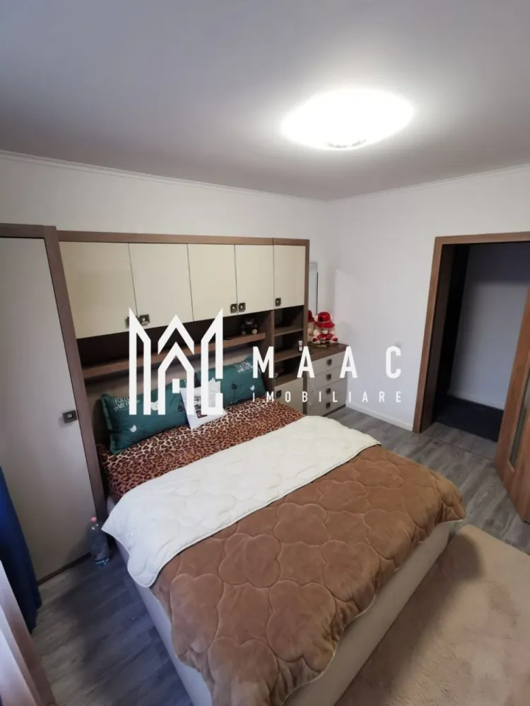 Apartament 3 camere | Etaj 1 | Decomandat | Arhitectilor - MAAC Imobiliare vă propune spre vânzare un apartament modern cu 3 camere, situat într-un imobil construit în anul 2017, amplasat în zona Cartierul Arhitecților. Imobilul are o suprafață utilă de 72 mp, la care se adaugă un balcon generos de aproximativ 12 mp, ideal pentru relaxare. Apartamentul este total decomandat, oferind intimitate și funcționalitate optimă, fiind compartimentat eficient pentru confortul întregii familii. Locuința se vinde complet mobilată și utilată, fiind gata pentru mutare imediată. Este situată la etajul 1 din 3, într-un bloc izolat termic exterior, ceea ce asigură un bun randament energetic și costuri reduse de întreținere. Un avantaj major al proprietății îl reprezintă cele două locuri de parcare înscrise în Cartea Funciară, incluse în preț. Această proprietate este ideală atât pentru locuit, cât și pentru investiție, datorită poziționării excelente și caracteristicilor premium. Pentru mai multe informații și programarea unei vizionări, vă invităm să contactați MAAC Imobiliare. ID: CP2841827. }}