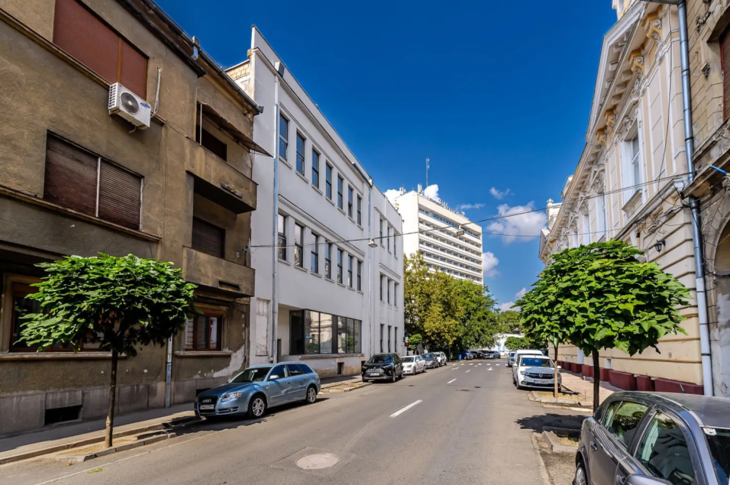 Clădire ultracentrală de vânzare Bulevardul Decebal Comision 0 - Comision 0% Vă prezint în exclusivitate o oportunitate rară de achiziție a unei clădiri emblematice, situată pe cea mai bună și mai căutată arteră din Arad – Bulevardul Decebal. ✔ Regim de înălțime: demisol + parter + etaj 1 și 2 ✔ Suprafață total construită: 1.900 mp ✔ Exterior complet renovat: fațadă și acoperiș tip terasă refăcute integral ✔ Interior open space – doar stâlpi și grinzi de susținere, ușor adaptabil oricărui tip de proiect ✔ Flexibilitate maximă pentru recompartimentare și personalizare Această proprietate reprezintă o valoare de investiție unică, potrivită pentru: • Sediu de firmă sau instituție • Centru de birouri moderne • Clinici medicale, centre educaționale • Spații comerciale premium Locația face diferența: poziționarea ultracentrală, pe cel mai valoros bulevard al Aradului, garantează vizibilitate maximă, prestigiu și acces facil. 📍 O clădire care poate deveni fundamentul unui business de succes, exact în inima orașului. 📞 Pentru detalii și programarea unei vizionări: Blaga Flavius – 0754467525 Consultant imobiliar acreditat APAIR (Asociația Profesională a Agenților Imobiliari din România) Nu dispui de toată suma? Te ajutăm noi gratuit! Îți obținem oferte de la 16 bănci. Ai o proprietate de vânzare în Arad și vrei să știi cât valorează cu adevărat? Birou: ACASĂ | Agenție imobiliară Arad Adresă: Bulevardul Decebal 2, Arad 310133 }}