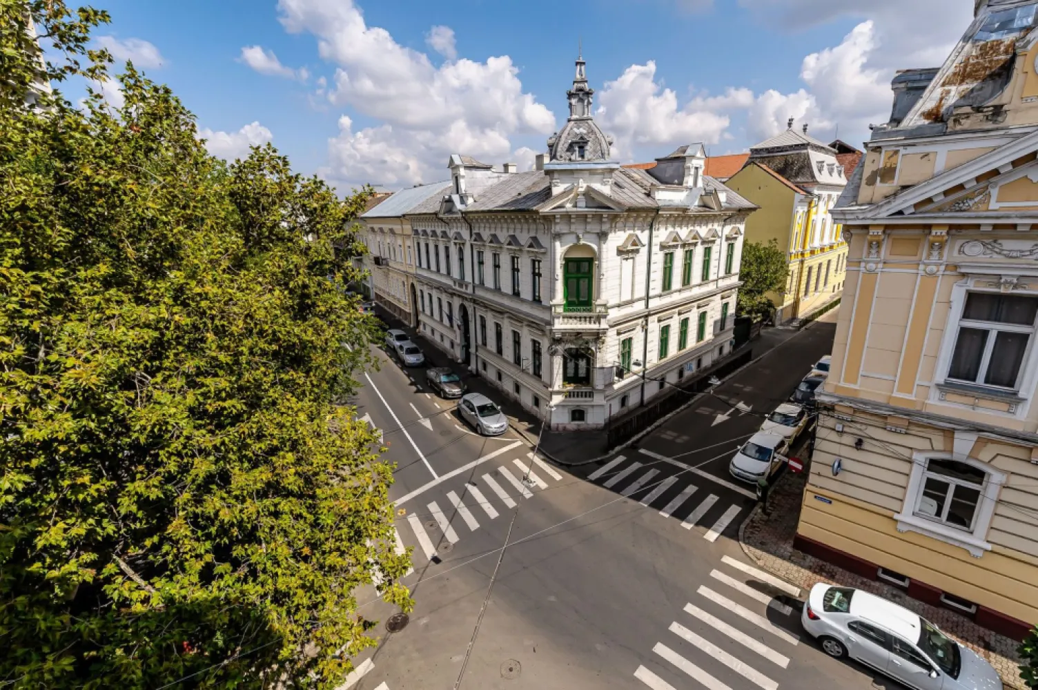 Clădire ultracentrală de vânzare Bulevardul Decebal Comision 0 - Comision 0% Vă prezint în exclusivitate o oportunitate rară de achiziție a unei clădiri emblematice, situată pe cea mai bună și mai căutată arteră din Arad – Bulevardul Decebal. ✔ Regim de înălțime: demisol + parter + etaj 1 și 2 ✔ Suprafață total construită: 1.900 mp ✔ Exterior complet renovat: fațadă și acoperiș tip terasă refăcute integral ✔ Interior open space – doar stâlpi și grinzi de susținere, ușor adaptabil oricărui tip de proiect ✔ Flexibilitate maximă pentru recompartimentare și personalizare Această proprietate reprezintă o valoare de investiție unică, potrivită pentru: • Sediu de firmă sau instituție • Centru de birouri moderne • Clinici medicale, centre educaționale • Spații comerciale premium Locația face diferența: poziționarea ultracentrală, pe cel mai valoros bulevard al Aradului, garantează vizibilitate maximă, prestigiu și acces facil. 📍 O clădire care poate deveni fundamentul unui business de succes, exact în inima orașului. 📞 Pentru detalii și programarea unei vizionări: Blaga Flavius – 0754467525 Consultant imobiliar acreditat APAIR (Asociația Profesională a Agenților Imobiliari din România) Nu dispui de toată suma? Te ajutăm noi gratuit! Îți obținem oferte de la 16 bănci. Ai o proprietate de vânzare în Arad și vrei să știi cât valorează cu adevărat? Birou: ACASĂ | Agenție imobiliară Arad Adresă: Bulevardul Decebal 2, Arad 310133 }}