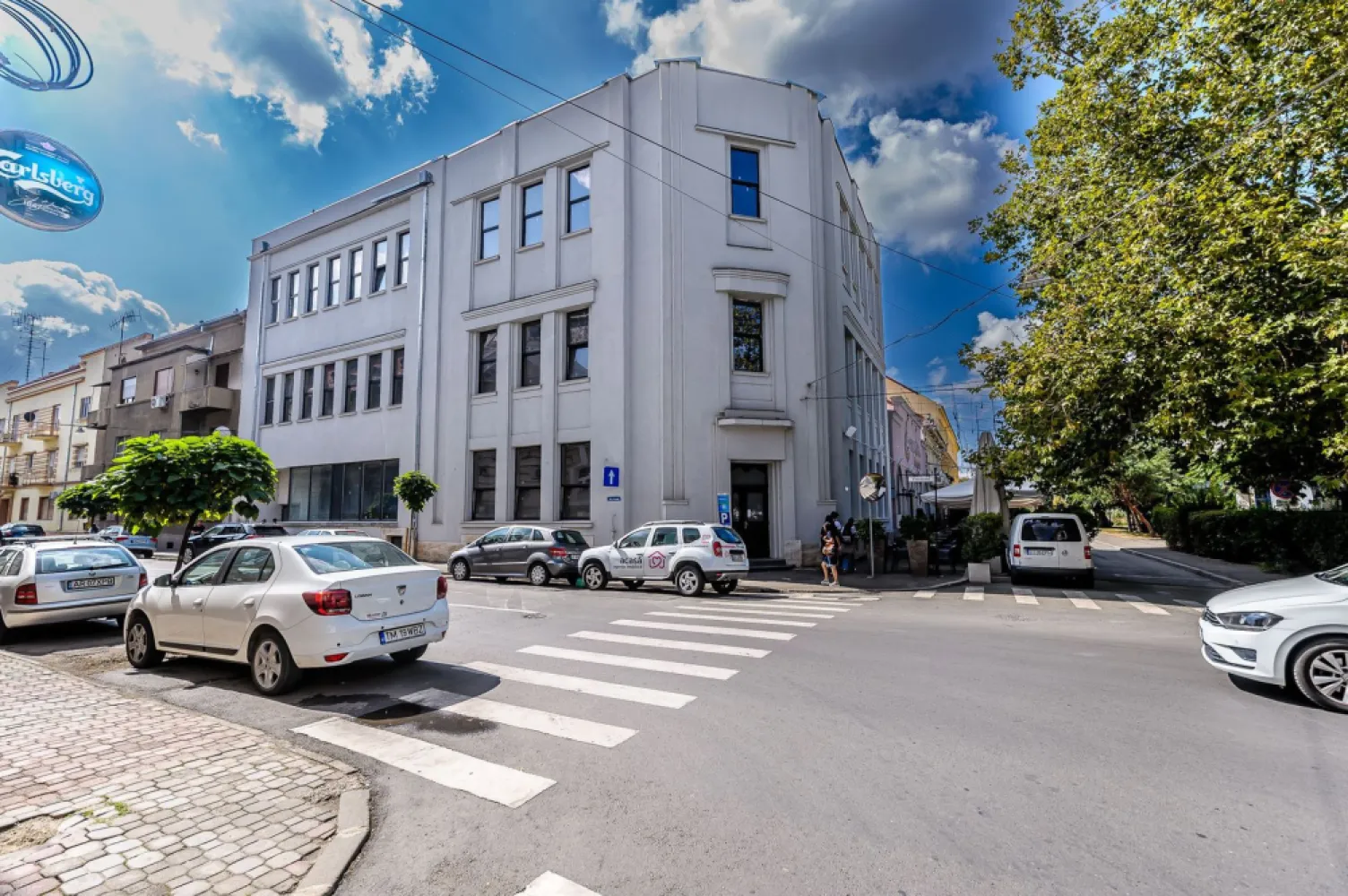 Clădire ultracentrală de vânzare Bulevardul Decebal Comision 0 - Comision 0% Vă prezint în exclusivitate o oportunitate rară de achiziție a unei clădiri emblematice, situată pe cea mai bună și mai căutată arteră din Arad – Bulevardul Decebal. ✔ Regim de înălțime: demisol + parter + etaj 1 și 2 ✔ Suprafață total construită: 1.900 mp ✔ Exterior complet renovat: fațadă și acoperiș tip terasă refăcute integral ✔ Interior open space – doar stâlpi și grinzi de susținere, ușor adaptabil oricărui tip de proiect ✔ Flexibilitate maximă pentru recompartimentare și personalizare Această proprietate reprezintă o valoare de investiție unică, potrivită pentru: • Sediu de firmă sau instituție • Centru de birouri moderne • Clinici medicale, centre educaționale • Spații comerciale premium Locația face diferența: poziționarea ultracentrală, pe cel mai valoros bulevard al Aradului, garantează vizibilitate maximă, prestigiu și acces facil. 📍 O clădire care poate deveni fundamentul unui business de succes, exact în inima orașului. 📞 Pentru detalii și programarea unei vizionări: Blaga Flavius – 0754467525 Consultant imobiliar acreditat APAIR (Asociația Profesională a Agenților Imobiliari din România) Nu dispui de toată suma? Te ajutăm noi gratuit! Îți obținem oferte de la 16 bănci. Ai o proprietate de vânzare în Arad și vrei să știi cât valorează cu adevărat? Birou: ACASĂ | Agenție imobiliară Arad Adresă: Bulevardul Decebal 2, Arad 310133 }}