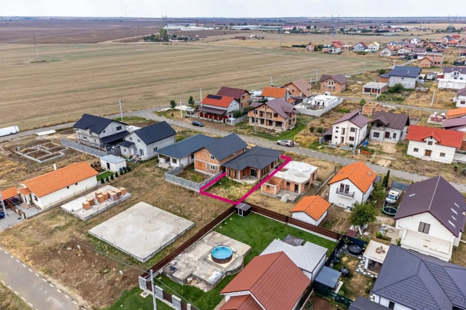 Casă nefinisata la sol in Fântânele, cartier nou Comsion 0 - Vă oferim spre vânzare o oportunitate excelentă în apropiere de Arad – o casă la sol situată în Fântânele, la doar 15 minute de Primăria Arad, într-un cartier nou, liniștit și cu potențial ridicat. Proprietatea are o suprafață construită de 104 mp și este în stadiu de roșu, acoperită și cu ferestre premium deja montate. Casa este intabulată, iar terenul este în folosință de la Primărie, cu posibilitatea de achiziție ulterioară. Compartimentarea este practică și modernă: Living spațios cu bucătărie open space; 3 dormitoare; O baie ✨ Avantaje majore: Casă la sol într-un cartier nou; Intabulată și cu acte în regulă; Posibilitate de personalizare după bunul plac; Ferestre de cea mai bună calitate deja montate; Prețul cerut reflectă exact costul real al unei construcții până în acest stadiu – ceea ce înseamnă că sari peste etapele stresante ale construcției și te bucuri doar de amenajarea și personalizarea casei tale. ➡️ Este alegerea ideală pentru cei care își doresc o casă nouă, modernă, fără bătăile de cap ale construcției de la zero. 📞 Pentru detalii și programarea unei vizionări: Blaga Flavius – 0754467525 Consultant imobiliar acreditat APAIR (Asociația Profesională a Agenților Imobiliari din România) Nu dispui de toată suma? Te ajutăm noi gratuit! Îți obținem oferte de la 16 bănci. Ai o proprietate de vânzare în Arad și vrei să știi cât valorează cu adevărat? Birou: ACASĂ | Agenție imobiliară Arad Adresă: Bulevardul Decebal 2, Arad 310133 }}