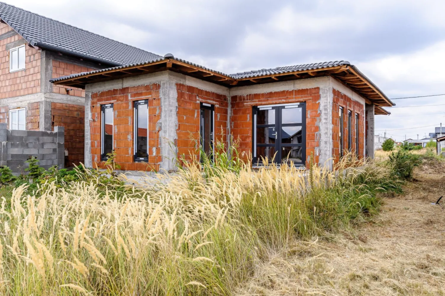 Casă nefinisata la sol in Fântânele, cartier nou Comsion 0 - Vă oferim spre vânzare o oportunitate excelentă în apropiere de Arad – o casă la sol situată în Fântânele, la doar 15 minute de Primăria Arad, într-un cartier nou, liniștit și cu potențial ridicat. Proprietatea are o suprafață construită de 104 mp și este în stadiu de roșu, acoperită și cu ferestre premium deja montate. Casa este intabulată, iar terenul este în folosință de la Primărie, cu posibilitatea de achiziție ulterioară. Compartimentarea este practică și modernă: Living spațios cu bucătărie open space; 3 dormitoare; O baie ✨ Avantaje majore: Casă la sol într-un cartier nou; Intabulată și cu acte în regulă; Posibilitate de personalizare după bunul plac; Ferestre de cea mai bună calitate deja montate; Prețul cerut reflectă exact costul real al unei construcții până în acest stadiu – ceea ce înseamnă că sari peste etapele stresante ale construcției și te bucuri doar de amenajarea și personalizarea casei tale. ➡️ Este alegerea ideală pentru cei care își doresc o casă nouă, modernă, fără bătăile de cap ale construcției de la zero. 📞 Pentru detalii și programarea unei vizionări: Blaga Flavius – 0754467525 Consultant imobiliar acreditat APAIR (Asociația Profesională a Agenților Imobiliari din România) Nu dispui de toată suma? Te ajutăm noi gratuit! Îți obținem oferte de la 16 bănci. Ai o proprietate de vânzare în Arad și vrei să știi cât valorează cu adevărat? Birou: ACASĂ | Agenție imobiliară Arad Adresă: Bulevardul Decebal 2, Arad 310133 }}