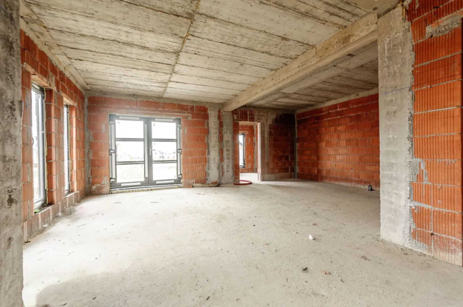 Casă nefinisata la sol in Fântânele, cartier nou Comsion 0 - Vă oferim spre vânzare o oportunitate excelentă în apropiere de Arad – o casă la sol situată în Fântânele, la doar 15 minute de Primăria Arad, într-un cartier nou, liniștit și cu potențial ridicat. Proprietatea are o suprafață construită de 104 mp și este în stadiu de roșu, acoperită și cu ferestre premium deja montate. Casa este intabulată, iar terenul este în folosință de la Primărie, cu posibilitatea de achiziție ulterioară. Compartimentarea este practică și modernă: Living spațios cu bucătărie open space; 3 dormitoare; O baie ✨ Avantaje majore: Casă la sol într-un cartier nou; Intabulată și cu acte în regulă; Posibilitate de personalizare după bunul plac; Ferestre de cea mai bună calitate deja montate; Prețul cerut reflectă exact costul real al unei construcții până în acest stadiu – ceea ce înseamnă că sari peste etapele stresante ale construcției și te bucuri doar de amenajarea și personalizarea casei tale. ➡️ Este alegerea ideală pentru cei care își doresc o casă nouă, modernă, fără bătăile de cap ale construcției de la zero. 📞 Pentru detalii și programarea unei vizionări: Blaga Flavius – 0754467525 Consultant imobiliar acreditat APAIR (Asociația Profesională a Agenților Imobiliari din România) Nu dispui de toată suma? Te ajutăm noi gratuit! Îți obținem oferte de la 16 bănci. Ai o proprietate de vânzare în Arad și vrei să știi cât valorează cu adevărat? Birou: ACASĂ | Agenție imobiliară Arad Adresă: Bulevardul Decebal 2, Arad 310133 }}