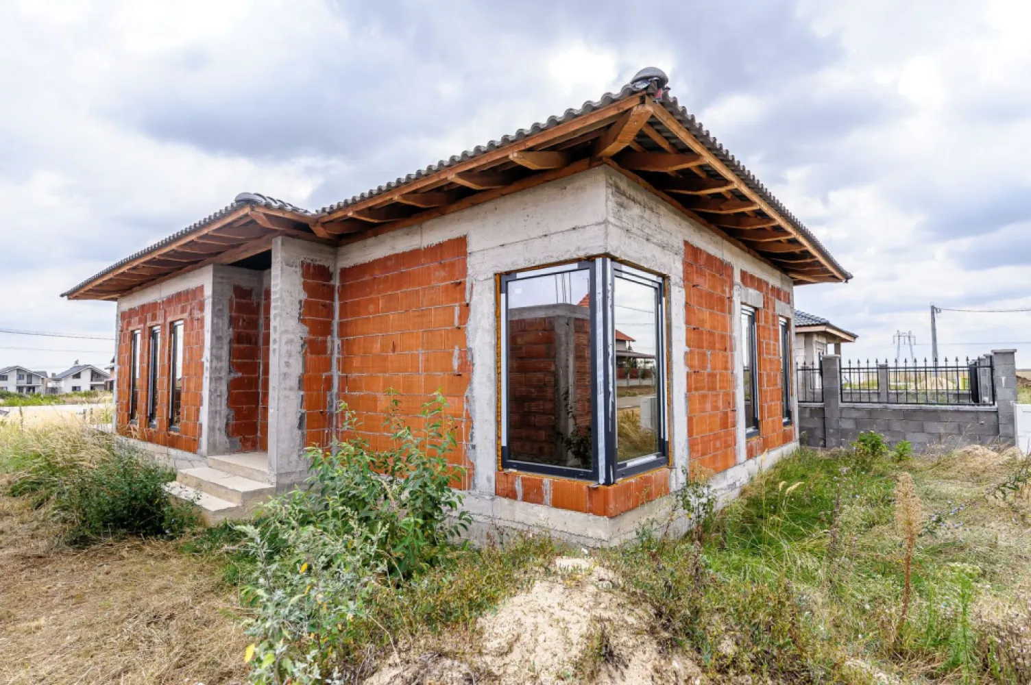 Casă nefinisata la sol in Fântânele, cartier nou Comsion 0 - Vă oferim spre vânzare o oportunitate excelentă în apropiere de Arad – o casă la sol situată în Fântânele, la doar 15 minute de Primăria Arad, într-un cartier nou, liniștit și cu potențial ridicat. Proprietatea are o suprafață construită de 104 mp și este în stadiu de roșu, acoperită și cu ferestre premium deja montate. Casa este intabulată, iar terenul este în folosință de la Primărie, cu posibilitatea de achiziție ulterioară. Compartimentarea este practică și modernă: Living spațios cu bucătărie open space; 3 dormitoare; O baie ✨ Avantaje majore: Casă la sol într-un cartier nou; Intabulată și cu acte în regulă; Posibilitate de personalizare după bunul plac; Ferestre de cea mai bună calitate deja montate; Prețul cerut reflectă exact costul real al unei construcții până în acest stadiu – ceea ce înseamnă că sari peste etapele stresante ale construcției și te bucuri doar de amenajarea și personalizarea casei tale. ➡️ Este alegerea ideală pentru cei care își doresc o casă nouă, modernă, fără bătăile de cap ale construcției de la zero. 📞 Pentru detalii și programarea unei vizionări: Blaga Flavius – 0754467525 Consultant imobiliar acreditat APAIR (Asociația Profesională a Agenților Imobiliari din România) Nu dispui de toată suma? Te ajutăm noi gratuit! Îți obținem oferte de la 16 bănci. Ai o proprietate de vânzare în Arad și vrei să știi cât valorează cu adevărat? Birou: ACASĂ | Agenție imobiliară Arad Adresă: Bulevardul Decebal 2, Arad 310133 }}