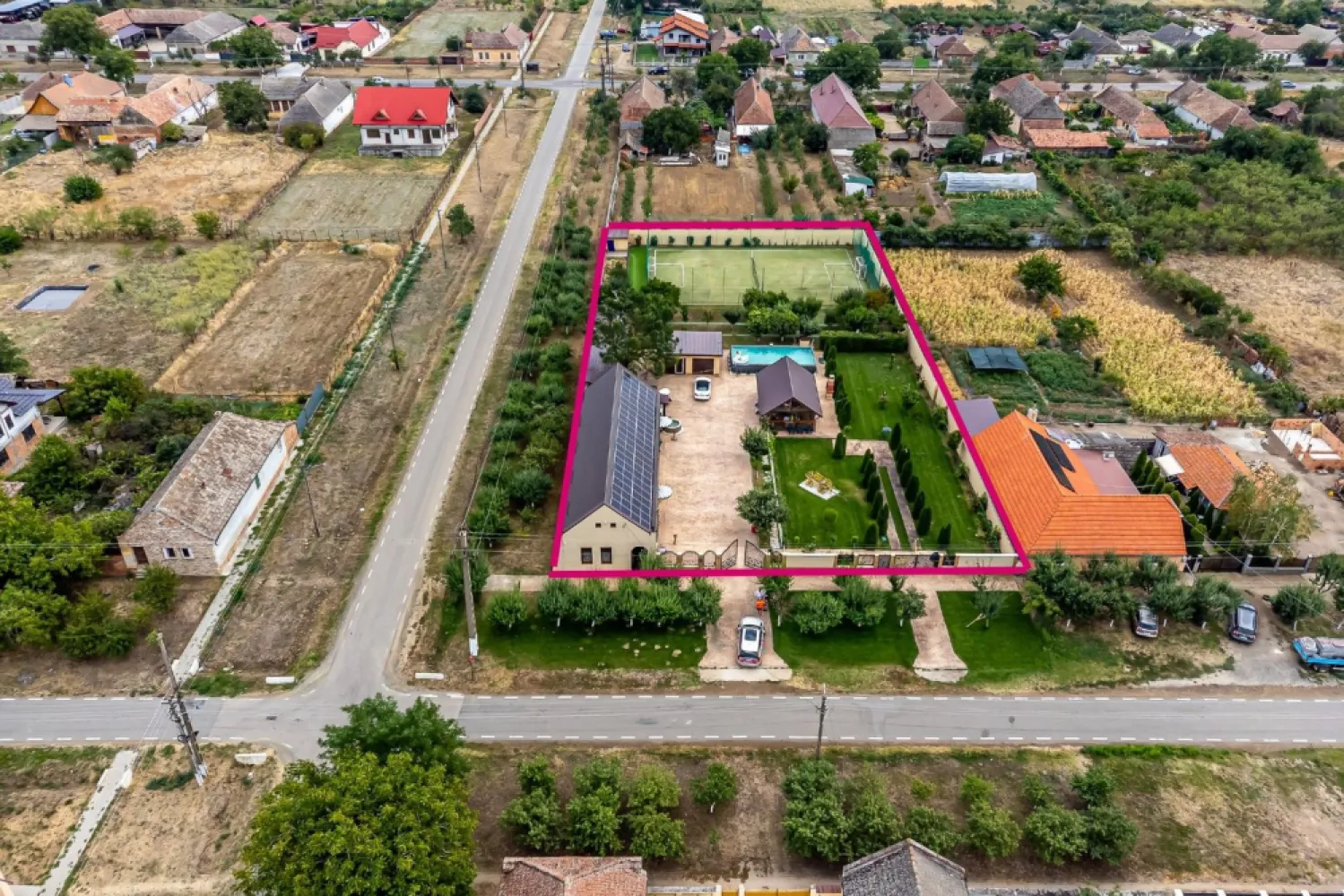 Proprietate de vis cu teren 2.880 mp și facilități PREMIUM Comision 0 - Comision 0% Vă prezentăm spre vânzare un domeniu deosebit, cu o suprafață generoasă de 2.880 mp, ce îmbină armonios confortul modern cu frumusețea naturii. 🏡 Casa veche complet renovată – consolidată prin subzidire, cu planșeu de beton la acoperiș, izolații eficiente și dotată cu panouri fotovoltaice de 20 kW, care asigură independența energetică. Proprietatea se vinde mobilată și utilată, conform fotografiilor. ✨ Facilități exterioare premium: • Piscină supraterană – ideală pentru relaxare în sezonul cald • Teren multifuncțional (tenis, fotbal, volei) – acoperit cu plasă și prevăzut cu nocturnă • Foișor, bucătărie de vară și zonă de duș exterior – perfecte pentru petreceri și seri de vară • Sistem electronic de irigație pe întreaga suprafață • Spații de depozitare și garaj dublu • Livezi cu numeroși pomi fructiferi Această proprietate reprezintă un refugiu ideal pentru familie sau o investiție, retreat sau casă de vacanță exclusivistă. 📍 Locație: Secusigiu – zonă liniștită, cu acces facil către Arad. 📞 Pentru detalii și programarea unei vizionări: Blaga Flavius – 0754467525 Consultant imobiliar acreditat APAIR (Asociația Profesională a Agenților Imobiliari din România) Nu dispui de toată suma? Te ajutăm noi gratuit! Îți obținem oferte de la 16 bănci. Ai o proprietate de vânzare în Arad și vrei să știi cât valorează cu adevărat? Birou: ACASĂ | Agenție imobiliară Arad Adresă: Bulevardul Decebal 2, Arad 310133 }}