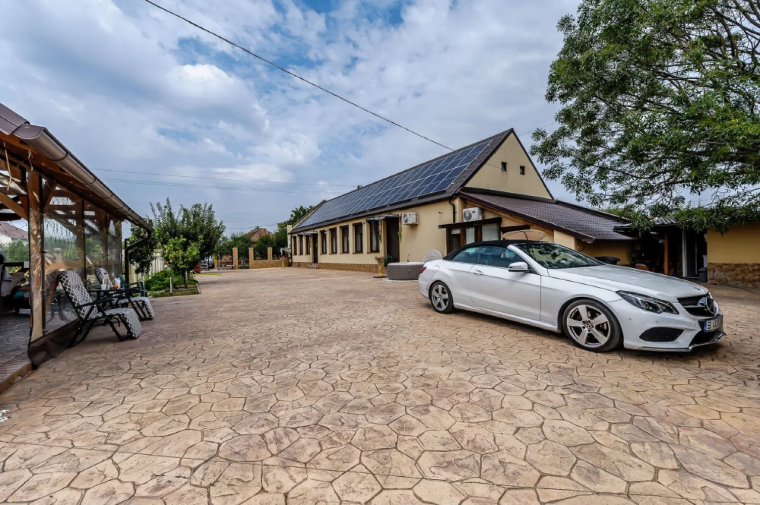 Proprietate de vis cu teren 2.880 mp și facilități PREMIUM Comision 0 - Comision 0% Vă prezentăm spre vânzare un domeniu deosebit, cu o suprafață generoasă de 2.880 mp, ce îmbină armonios confortul modern cu frumusețea naturii. 🏡 Casa veche complet renovată – consolidată prin subzidire, cu planșeu de beton la acoperiș, izolații eficiente și dotată cu panouri fotovoltaice de 20 kW, care asigură independența energetică. Proprietatea se vinde mobilată și utilată, conform fotografiilor. ✨ Facilități exterioare premium: • Piscină supraterană – ideală pentru relaxare în sezonul cald • Teren multifuncțional (tenis, fotbal, volei) – acoperit cu plasă și prevăzut cu nocturnă • Foișor, bucătărie de vară și zonă de duș exterior – perfecte pentru petreceri și seri de vară • Sistem electronic de irigație pe întreaga suprafață • Spații de depozitare și garaj dublu • Livezi cu numeroși pomi fructiferi Această proprietate reprezintă un refugiu ideal pentru familie sau o investiție, retreat sau casă de vacanță exclusivistă. 📍 Locație: Secusigiu – zonă liniștită, cu acces facil către Arad. 📞 Pentru detalii și programarea unei vizionări: Blaga Flavius – 0754467525 Consultant imobiliar acreditat APAIR (Asociația Profesională a Agenților Imobiliari din România) Nu dispui de toată suma? Te ajutăm noi gratuit! Îți obținem oferte de la 16 bănci. Ai o proprietate de vânzare în Arad și vrei să știi cât valorează cu adevărat? Birou: ACASĂ | Agenție imobiliară Arad Adresă: Bulevardul Decebal 2, Arad 310133 }}