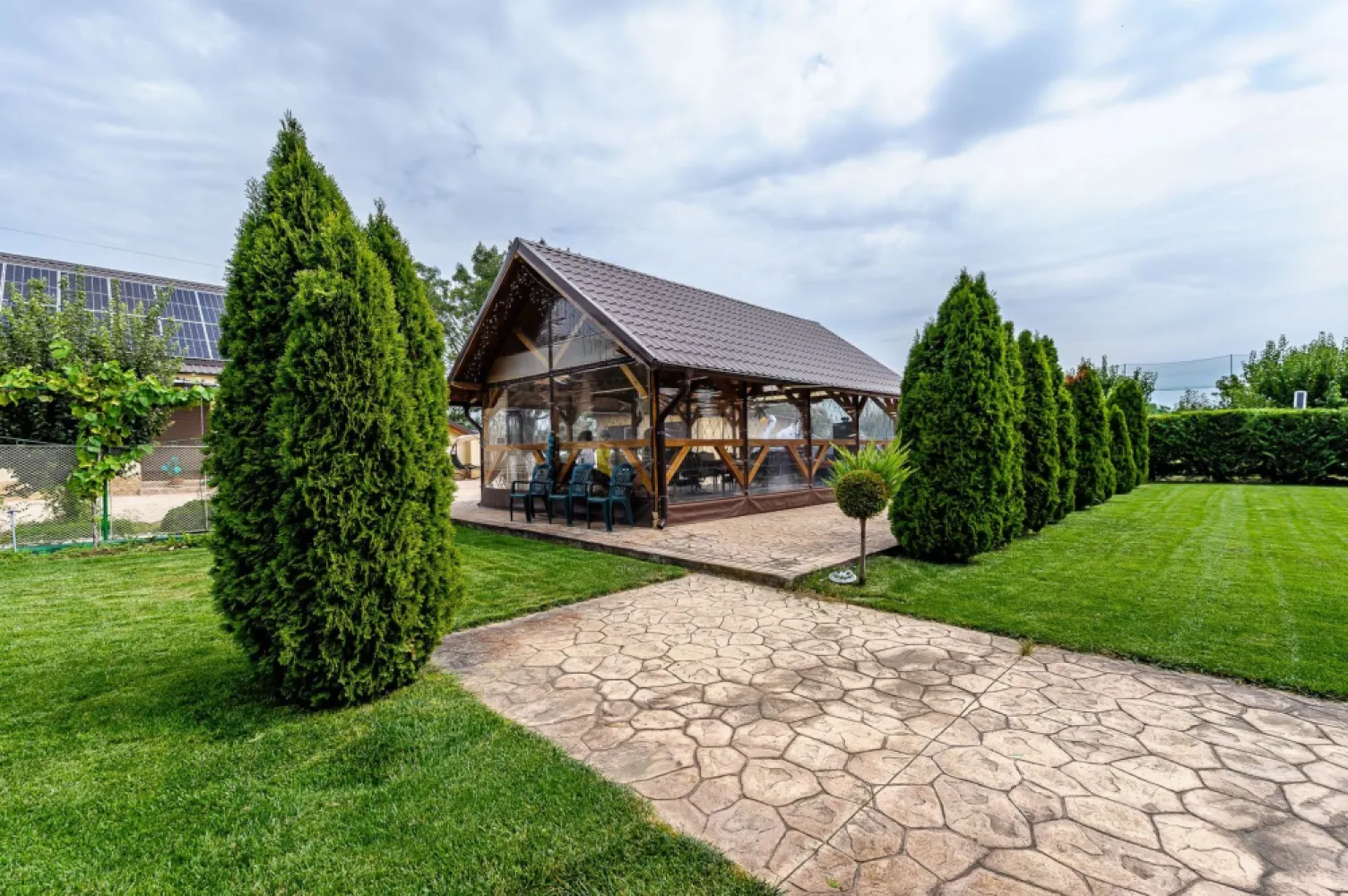 Proprietate de vis cu teren 2.880 mp și facilități PREMIUM Comision 0 - Comision 0% Vă prezentăm spre vânzare un domeniu deosebit, cu o suprafață generoasă de 2.880 mp, ce îmbină armonios confortul modern cu frumusețea naturii. 🏡 Casa veche complet renovată – consolidată prin subzidire, cu planșeu de beton la acoperiș, izolații eficiente și dotată cu panouri fotovoltaice de 20 kW, care asigură independența energetică. Proprietatea se vinde mobilată și utilată, conform fotografiilor. ✨ Facilități exterioare premium: • Piscină supraterană – ideală pentru relaxare în sezonul cald • Teren multifuncțional (tenis, fotbal, volei) – acoperit cu plasă și prevăzut cu nocturnă • Foișor, bucătărie de vară și zonă de duș exterior – perfecte pentru petreceri și seri de vară • Sistem electronic de irigație pe întreaga suprafață • Spații de depozitare și garaj dublu • Livezi cu numeroși pomi fructiferi Această proprietate reprezintă un refugiu ideal pentru familie sau o investiție, retreat sau casă de vacanță exclusivistă. 📍 Locație: Secusigiu – zonă liniștită, cu acces facil către Arad. 📞 Pentru detalii și programarea unei vizionări: Blaga Flavius – 0754467525 Consultant imobiliar acreditat APAIR (Asociația Profesională a Agenților Imobiliari din România) Nu dispui de toată suma? Te ajutăm noi gratuit! Îți obținem oferte de la 16 bănci. Ai o proprietate de vânzare în Arad și vrei să știi cât valorează cu adevărat? Birou: ACASĂ | Agenție imobiliară Arad Adresă: Bulevardul Decebal 2, Arad 310133 }}