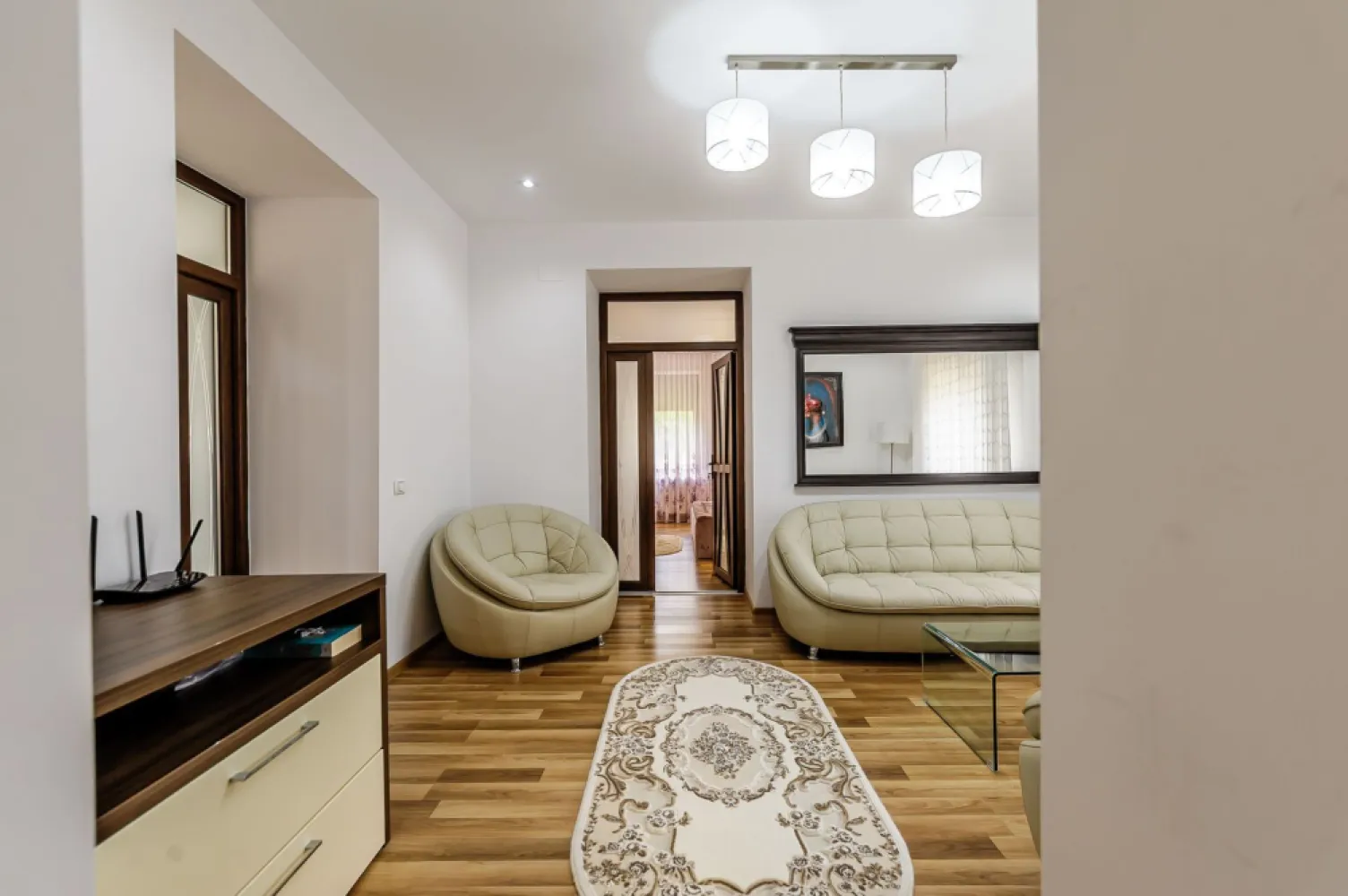 Proprietate de vis cu teren 2.880 mp și facilități PREMIUM Comision 0 - Comision 0% Vă prezentăm spre vânzare un domeniu deosebit, cu o suprafață generoasă de 2.880 mp, ce îmbină armonios confortul modern cu frumusețea naturii. 🏡 Casa veche complet renovată – consolidată prin subzidire, cu planșeu de beton la acoperiș, izolații eficiente și dotată cu panouri fotovoltaice de 20 kW, care asigură independența energetică. Proprietatea se vinde mobilată și utilată, conform fotografiilor. ✨ Facilități exterioare premium: • Piscină supraterană – ideală pentru relaxare în sezonul cald • Teren multifuncțional (tenis, fotbal, volei) – acoperit cu plasă și prevăzut cu nocturnă • Foișor, bucătărie de vară și zonă de duș exterior – perfecte pentru petreceri și seri de vară • Sistem electronic de irigație pe întreaga suprafață • Spații de depozitare și garaj dublu • Livezi cu numeroși pomi fructiferi Această proprietate reprezintă un refugiu ideal pentru familie sau o investiție, retreat sau casă de vacanță exclusivistă. 📍 Locație: Secusigiu – zonă liniștită, cu acces facil către Arad. 📞 Pentru detalii și programarea unei vizionări: Blaga Flavius – 0754467525 Consultant imobiliar acreditat APAIR (Asociația Profesională a Agenților Imobiliari din România) Nu dispui de toată suma? Te ajutăm noi gratuit! Îți obținem oferte de la 16 bănci. Ai o proprietate de vânzare în Arad și vrei să știi cât valorează cu adevărat? Birou: ACASĂ | Agenție imobiliară Arad Adresă: Bulevardul Decebal 2, Arad 310133 }}