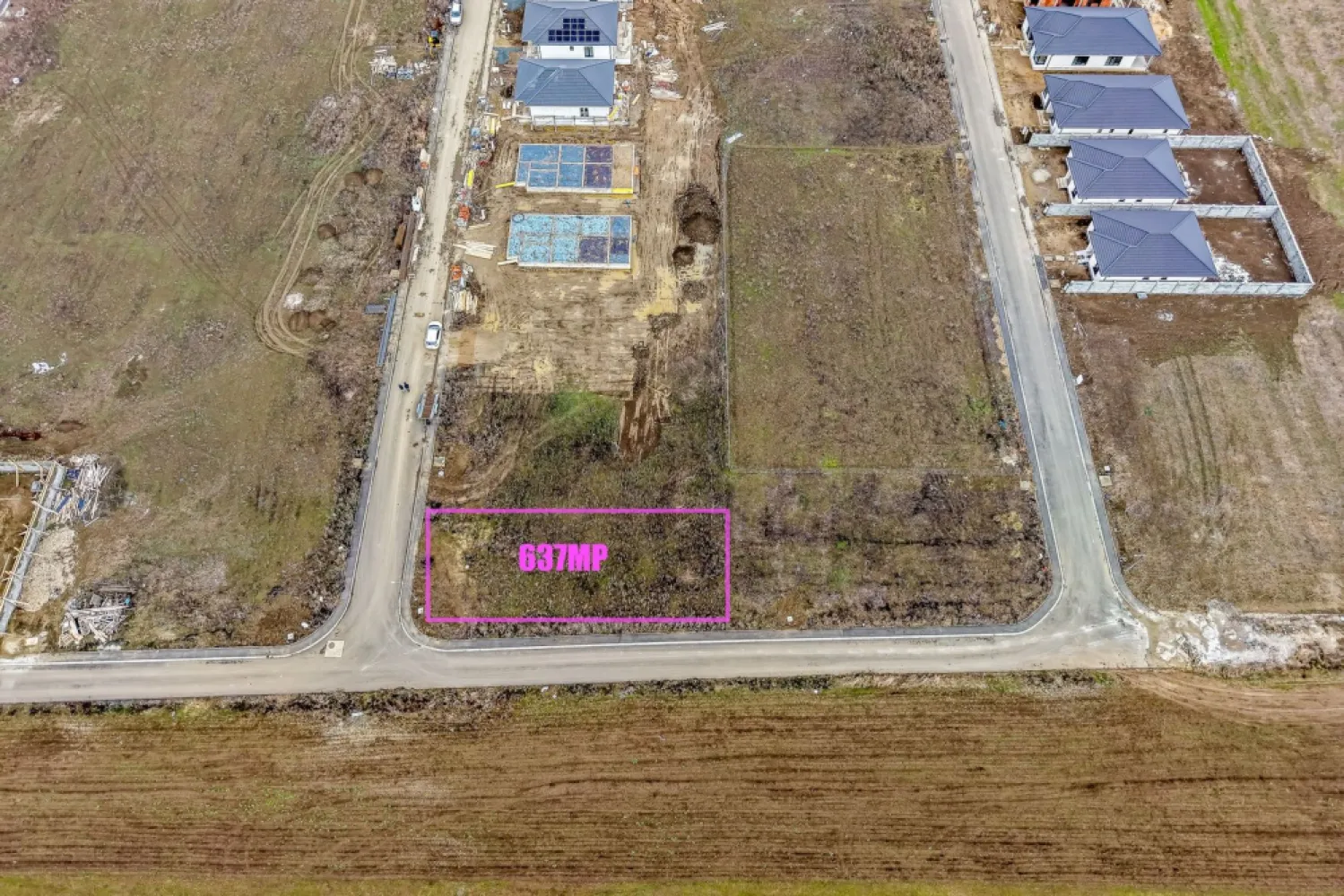 Teren 637 mp | 2 fronturi stradale | Cartier Via Carmina - Oportunitate excelentă în Vladimirescu! Se vinde teren intravilan de 637 mp, situat într-un cartier rezidențial modern, aflat în plină dezvoltare, la doar 10 minute de centrul ARADULUI. 💰 Preț: 47.775 € (75 €/mp) 📍 Locație: ARAD – zonă liniștită, cu acces rapid spre oraș ✅ Detalii: Suprafață: 637 mp Două fronturi stradale: 19 m și 35 m Toate utilitățile la limita proprietății (apă, gaz, curent, canalizare) Acces asfaltat Cartier nou, în continuă expansiune Aproape de școli, grădinițe, centre comerciale, sală de fitness 📞 Lucian Marc – Consultant Imobiliar Acasă ARAD 📲 0746 093 329 🏢 ACASA | Agenție Imobiliară ARAD 📍 Bulevardul Decebal 2, ARAD 310133 Comision 0% pentru cumpărător Nu ai toată suma? Te ajutăm să obții finanțare de la 16 bănci partenere, gratuit! Vrei să construiești în apropiere de ARAD? Acesta este terenul perfect pentru tine – spațiu, accesibilitate și potențial de investiție real! }}