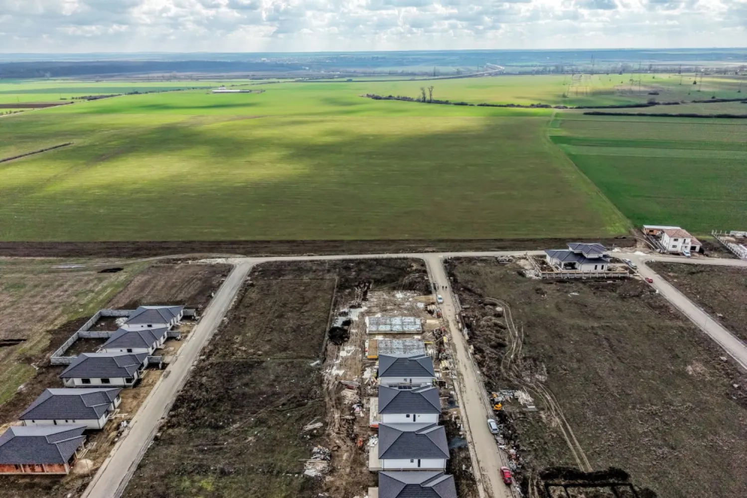 Teren 637 mp | 2 fronturi stradale | Cartier Via Carmina - Oportunitate excelentă în Vladimirescu! Se vinde teren intravilan de 637 mp, situat într-un cartier rezidențial modern, aflat în plină dezvoltare, la doar 10 minute de centrul ARADULUI. 💰 Preț: 47.775 € (75 €/mp) 📍 Locație: ARAD – zonă liniștită, cu acces rapid spre oraș ✅ Detalii: Suprafață: 637 mp Două fronturi stradale: 19 m și 35 m Toate utilitățile la limita proprietății (apă, gaz, curent, canalizare) Acces asfaltat Cartier nou, în continuă expansiune Aproape de școli, grădinițe, centre comerciale, sală de fitness 📞 Lucian Marc – Consultant Imobiliar Acasă ARAD 📲 0746 093 329 🏢 ACASA | Agenție Imobiliară ARAD 📍 Bulevardul Decebal 2, ARAD 310133 Comision 0% pentru cumpărător Nu ai toată suma? Te ajutăm să obții finanțare de la 16 bănci partenere, gratuit! Vrei să construiești în apropiere de ARAD? Acesta este terenul perfect pentru tine – spațiu, accesibilitate și potențial de investiție real! }}