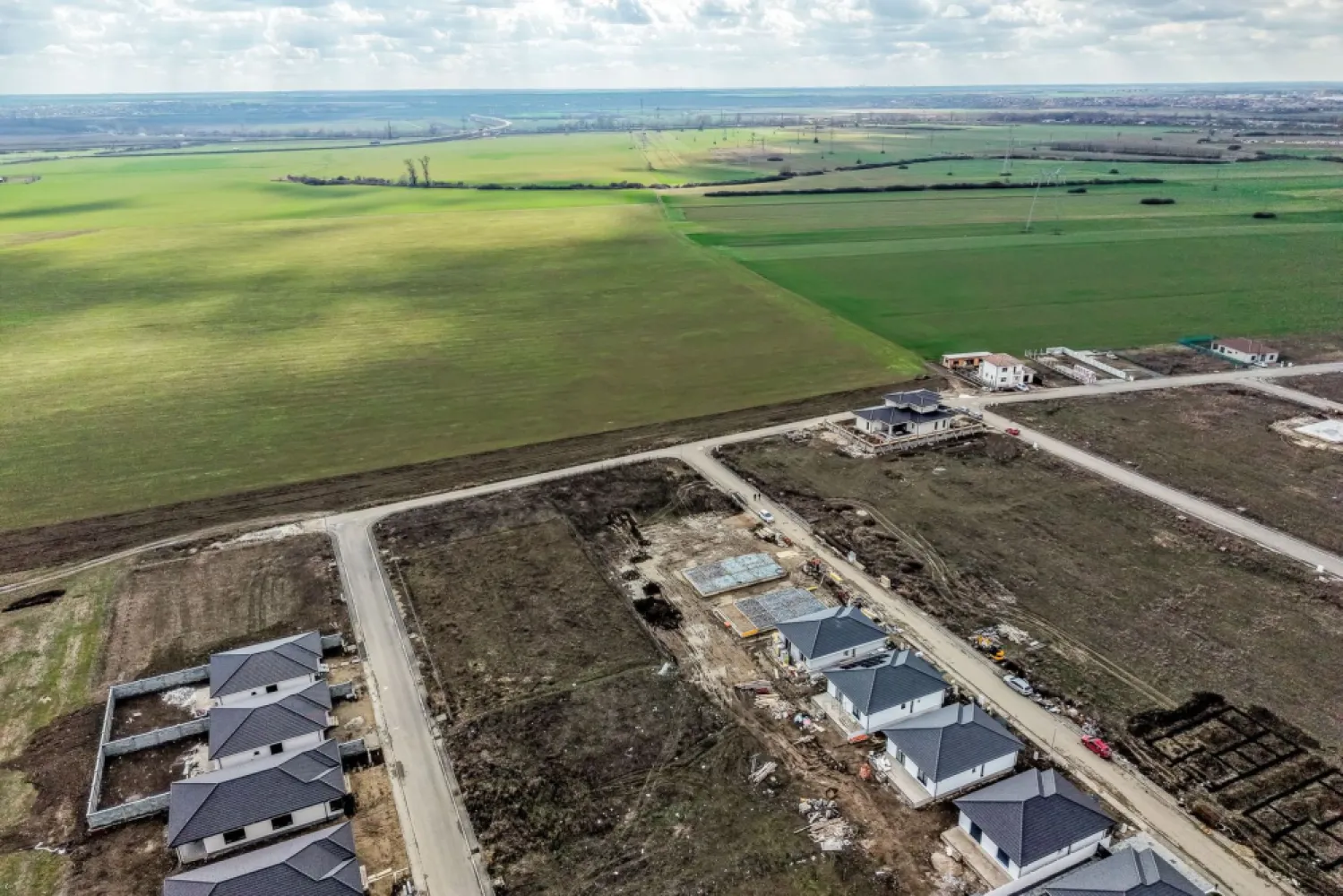 Teren 637 mp | 2 fronturi stradale | Cartier Via Carmina - Oportunitate excelentă în Vladimirescu! Se vinde teren intravilan de 637 mp, situat într-un cartier rezidențial modern, aflat în plină dezvoltare, la doar 10 minute de centrul ARADULUI. 💰 Preț: 47.775 € (75 €/mp) 📍 Locație: ARAD – zonă liniștită, cu acces rapid spre oraș ✅ Detalii: Suprafață: 637 mp Două fronturi stradale: 19 m și 35 m Toate utilitățile la limita proprietății (apă, gaz, curent, canalizare) Acces asfaltat Cartier nou, în continuă expansiune Aproape de școli, grădinițe, centre comerciale, sală de fitness 📞 Lucian Marc – Consultant Imobiliar Acasă ARAD 📲 0746 093 329 🏢 ACASA | Agenție Imobiliară ARAD 📍 Bulevardul Decebal 2, ARAD 310133 Comision 0% pentru cumpărător Nu ai toată suma? Te ajutăm să obții finanțare de la 16 bănci partenere, gratuit! Vrei să construiești în apropiere de ARAD? Acesta este terenul perfect pentru tine – spațiu, accesibilitate și potențial de investiție real! }}