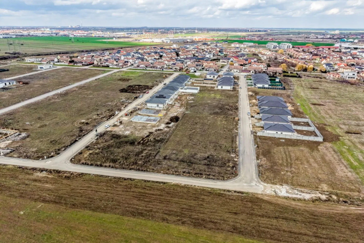 Teren 637 mp | 2 fronturi stradale | Cartier Via Carmina - Oportunitate excelentă în Vladimirescu! Se vinde teren intravilan de 637 mp, situat într-un cartier rezidențial modern, aflat în plină dezvoltare, la doar 10 minute de centrul ARADULUI. 💰 Preț: 47.775 € (75 €/mp) 📍 Locație: ARAD – zonă liniștită, cu acces rapid spre oraș ✅ Detalii: Suprafață: 637 mp Două fronturi stradale: 19 m și 35 m Toate utilitățile la limita proprietății (apă, gaz, curent, canalizare) Acces asfaltat Cartier nou, în continuă expansiune Aproape de școli, grădinițe, centre comerciale, sală de fitness 📞 Lucian Marc – Consultant Imobiliar Acasă ARAD 📲 0746 093 329 🏢 ACASA | Agenție Imobiliară ARAD 📍 Bulevardul Decebal 2, ARAD 310133 Comision 0% pentru cumpărător Nu ai toată suma? Te ajutăm să obții finanțare de la 16 bănci partenere, gratuit! Vrei să construiești în apropiere de ARAD? Acesta este terenul perfect pentru tine – spațiu, accesibilitate și potențial de investiție real! }}