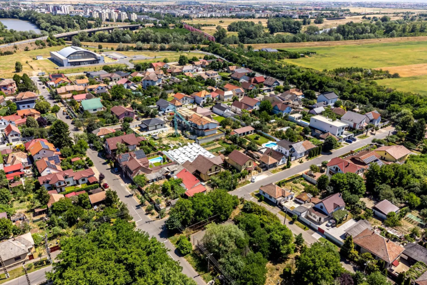 Apartament nou cu 3 camere și grădină in Subcetate Comision 0 - Vă propunem spre vânzare un apartament complet decomandat, amplasat la parter într-un imobil nou, in constructie, localizat in cartierul Subcetate Compartimentare interioară – 80 mp utili: Dormitor matrimonial cu balcon propriu Dormitor secundar Living spațios, cu acces la al doilea balcon Bucătărie separată Zonă de dining bine delimitată Baie principală de 6 mp Baie de serviciu Dressing generos de 4 mp Hol de acces și intrare separată Facilități suplimentare: 2 terase generoase în fața și una în spate + spațiu verde Parcare subterană de 50 mp, ideală pentru 2 autoturisme și spațiu de depozitare Dotări tehnice și finisaje: Construcție solidă: beton armat + zidărie Porotherm Termoizolație exterioară cu polistiren de 100 mm Ferestre Salamander cu trei foi de sticlă (alb interior / antracit exterior) – izolare termică și fonică superioară Încălzire prin pardoseală în întreg apartamentul Instalații electrice GEWISS – calitate și fiabilitate 📞 Pentru detalii și programarea unei vizionări: Blaga Flavius – 0754467525 Consultant imobiliar acreditat APAIR (Asociația Profesională a Agenților Imobiliari din România) Nu dispui de toată suma? Te ajutăm noi gratuit! Îți obținem oferte de la 16 bănci. Ai o proprietate de vânzare în Arad și vrei să știi cât valorează cu adevărat? Birou: ACASĂ | Agenție imobiliară Arad Adresă: Bulevardul Decebal 2, Arad 310133 }}