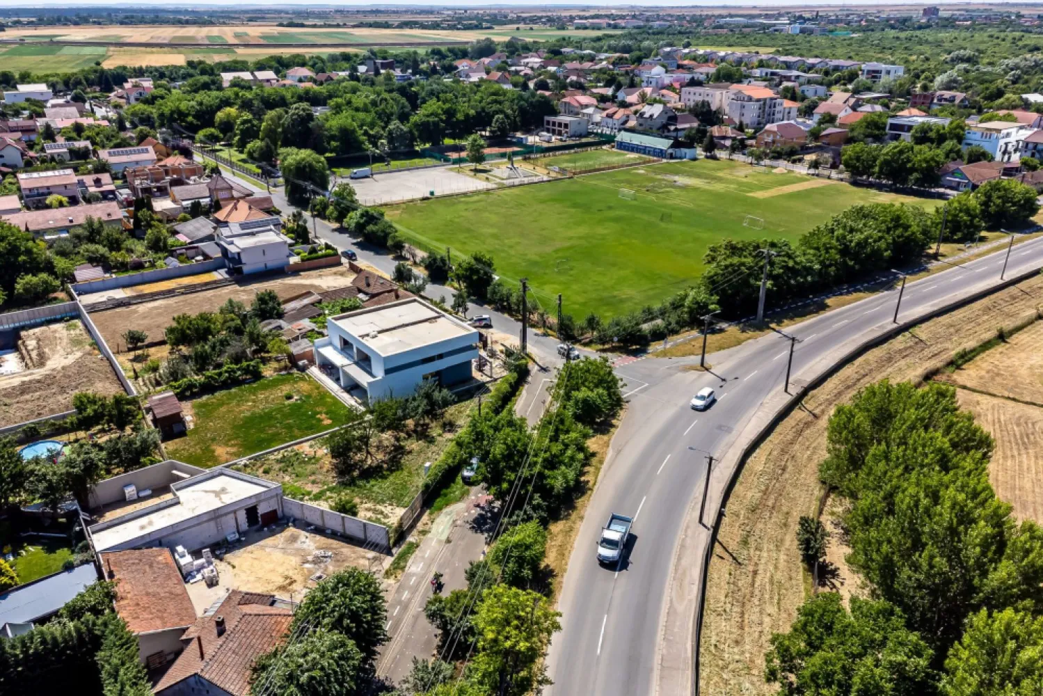 Vila finisata in subcetate, proprietate premium Comision 0% - Comision 0% Vă propunem spre vânzare o vilă individuală situată într-o zonă liniștită și selectă din Subcetate, ideală pentru o familie care își dorește spațiu, funcționalitate și confort. Suprafață teren: 500 mp Parter:Living spațios, cu acces direct la terasa de 25 mp, Bucătărie, Dormitor, baie, cămară, debara, hol generos și spațiu tehnic Etaj: 3 dormitoare, inclusiv: Dormitor matrimonial cu baie proprie, dressing și logie Dressing suplimentar pentru celelalte dormitoare Baie secundară și hol Dotări tehnice și finisaje: Pereți individuali, Termoizolație exterioară de 150 mm – eficiență energetică sporită, Încălzire în pardoseală – confort termic optim, Ferestre Salamander cu 3 foi de sticlă, profil antracit/alb – izolare fonică și termică de top Casa se preda finalizata mai putin mobilierul si electrocasnice. Incalzire prin centrala proprie pe gaz 📞 Pentru detalii și programarea unei vizionări: Blaga Flavius – 0754467525 Consultant imobiliar acreditat APAIR (Asociația Profesională a Agenților Imobiliari din România) Nu dispui de toată suma? Te ajutăm noi gratuit! Îți obținem oferte de la 16 bănci. Ai o proprietate de vânzare în Arad și vrei să știi cât valorează cu adevărat? Birou: ACASĂ | Agenție imobiliară Arad Adresă: Bulevardul Decebal 2, Arad 310133 }}